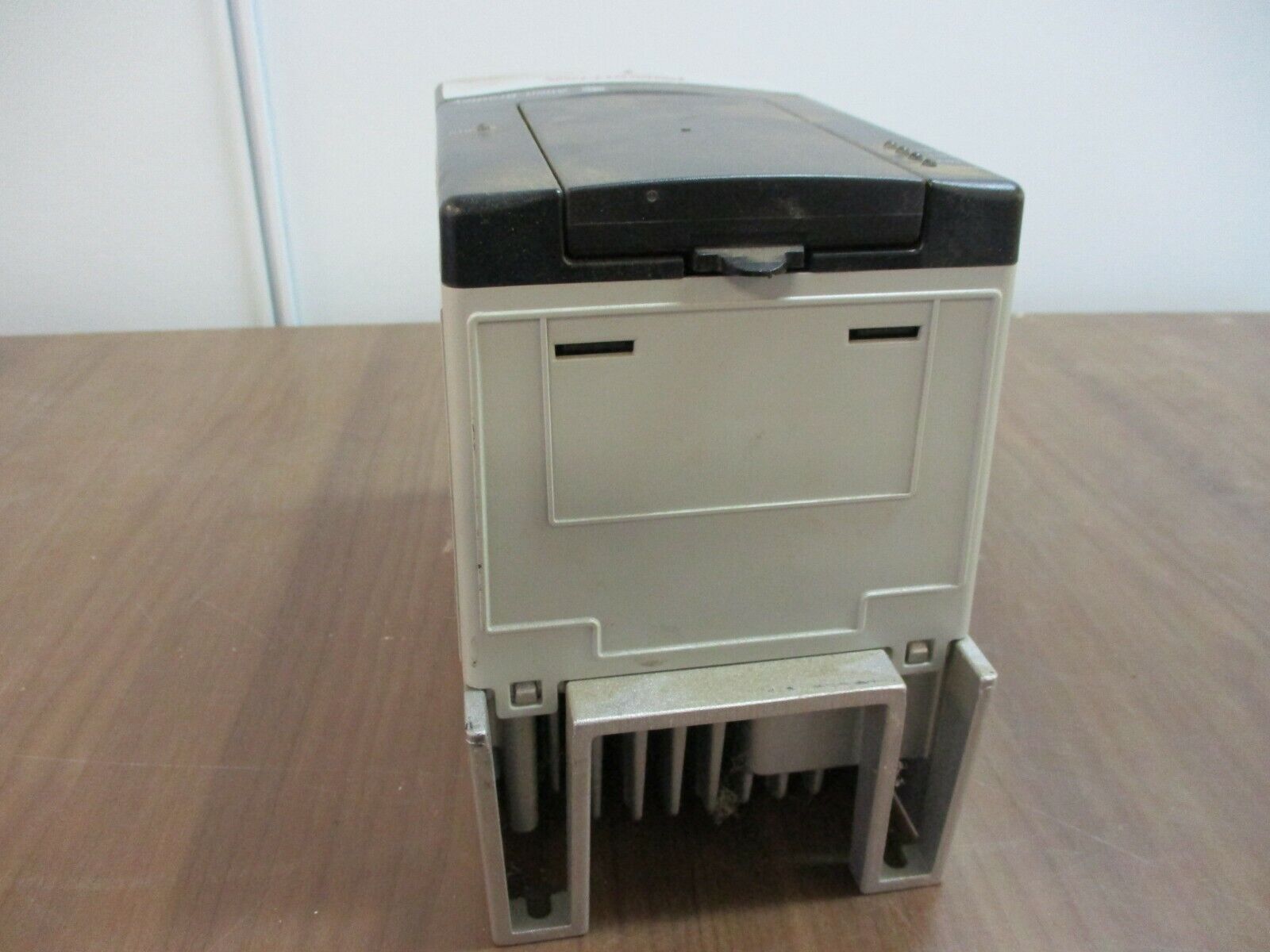 Allen-Bradley PowerFlex 70 AC Drive 20AD2P1A0NYNNNC0 1HP 3Ph *No Keypad* Used