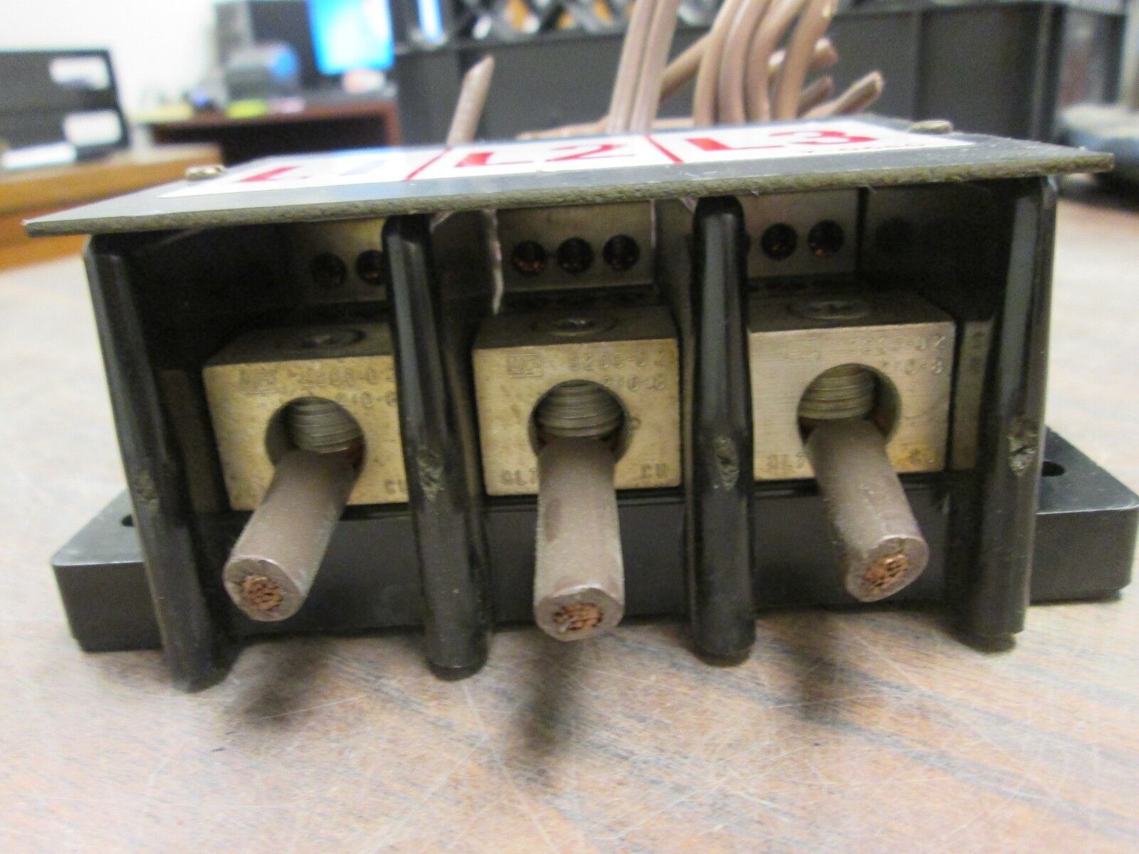 USD Power Distribution Block 16021 / 13064 175A 600V 3P Used