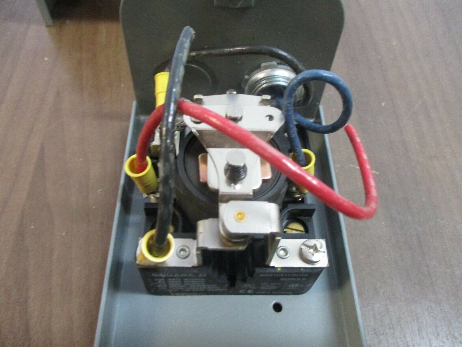 Square D Enclosed Relay 8501C015V08 Ser. D 208V 50/60Hz Type 1 Enclosure Used