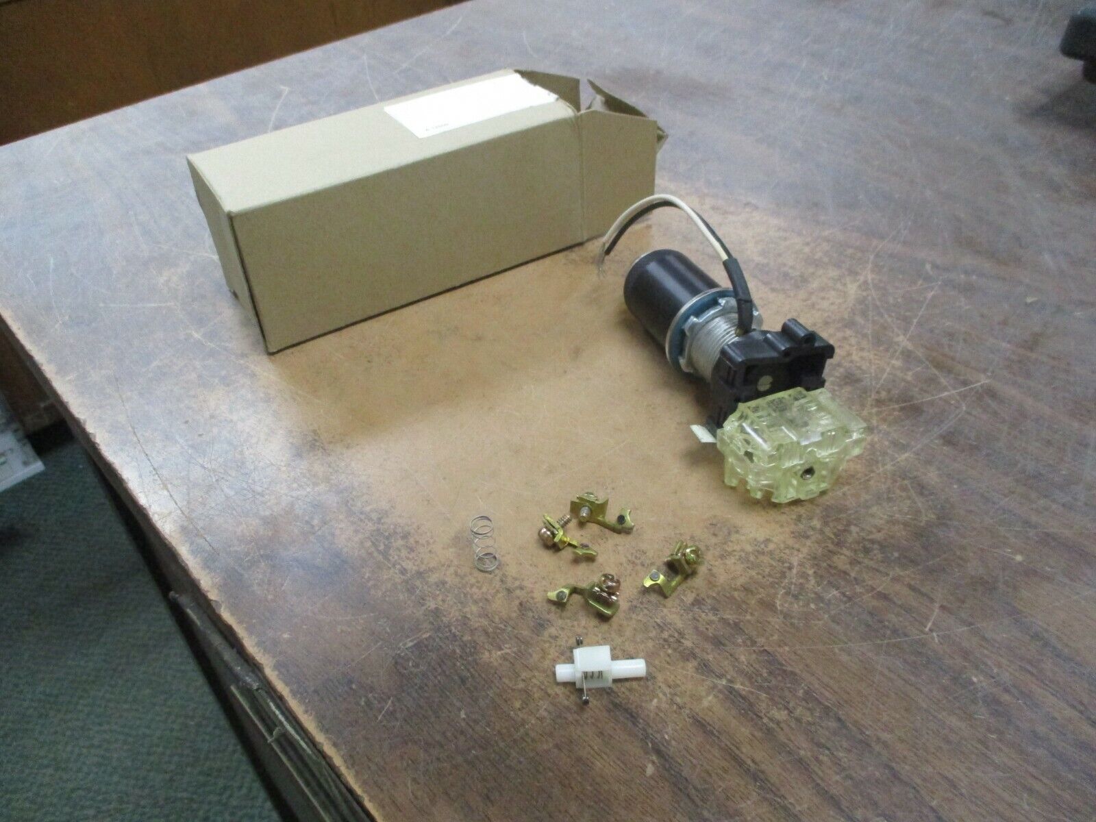 EGS EP Series Pilot Light EPTAE 120/240V 6W Amber *Chipped* New Surplus