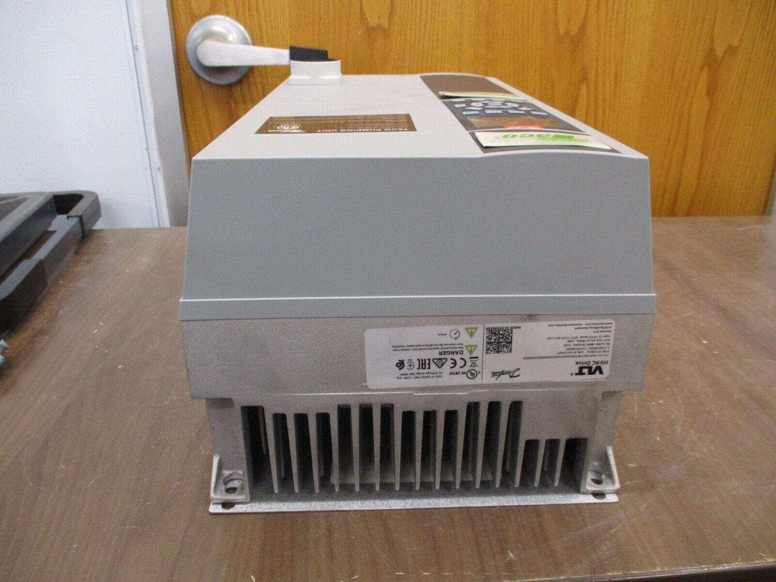 Danfoss VLT AC Drive 131Z0832 3HP 3Ph Output: 3x0-Vin 0-590Hz 4.8A w/ Keypad