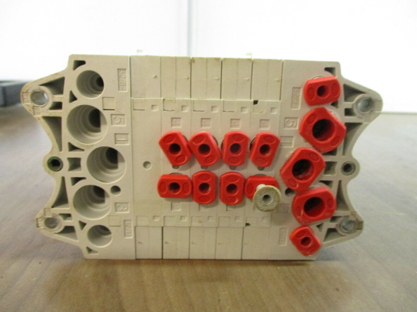 Norgren VM10 Series Valve Island VM100603205 (4) ND4U (1) B000 Used