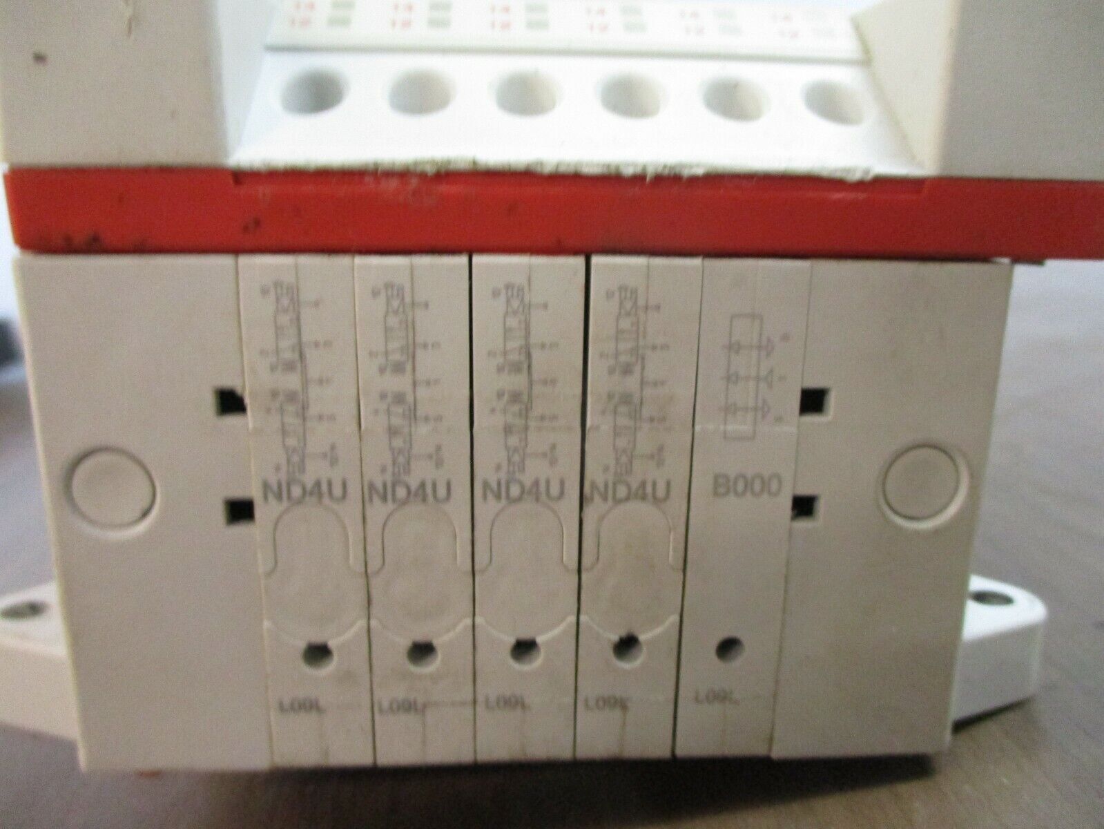 Norgren VM10 Series Valve Island VM100603205 (4) ND4U (1) B000 Used