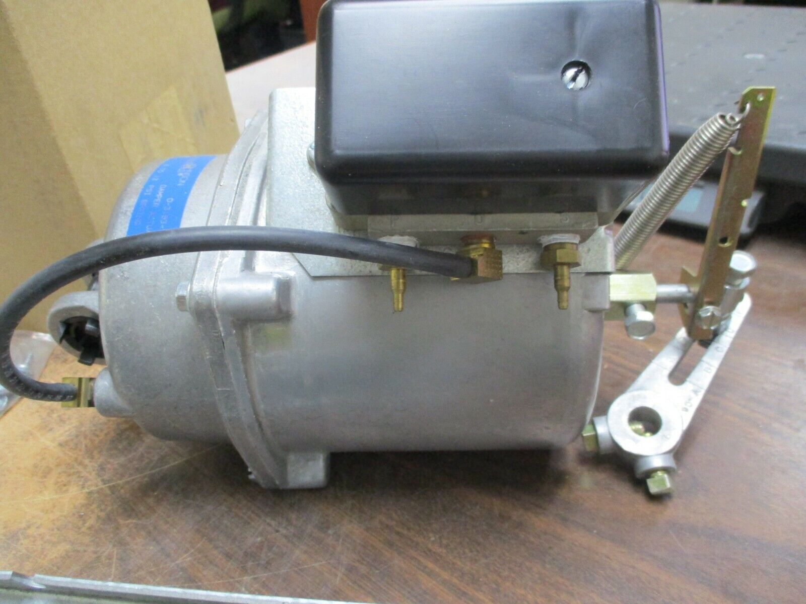 Johnson Controls Damper Actuator D-3153-1 8-13 PSIG Spring Universal Mount