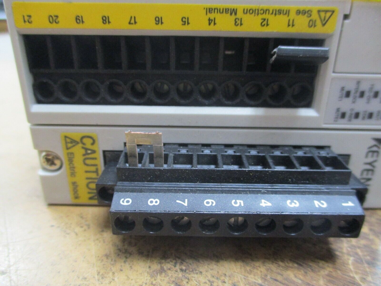 Keyence Light Curtain Terminal SL-T11R 24VDC 10mA *Bad Terminal Screw* Used