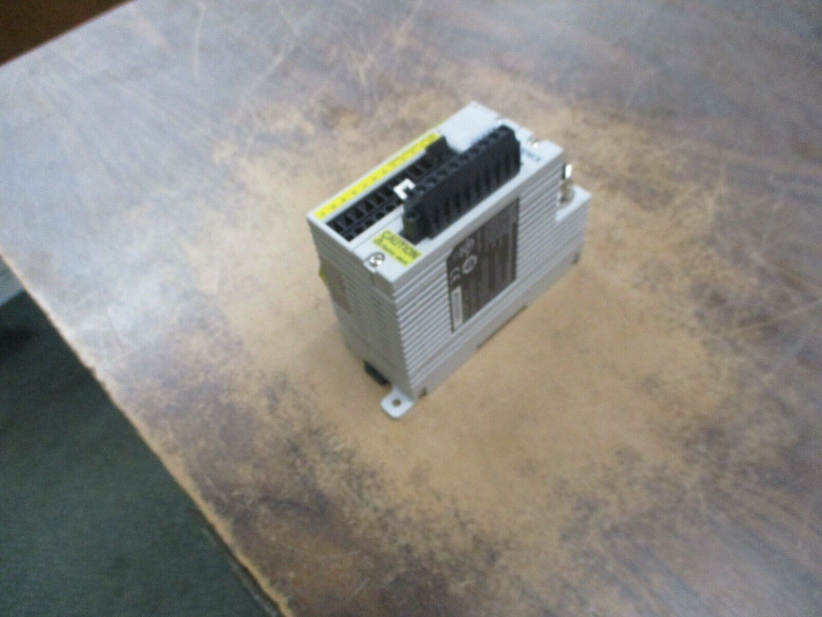 Keyence Light Curtain Terminal SL-T11R 24VDC 10mA *Bad Terminal Screw* Used