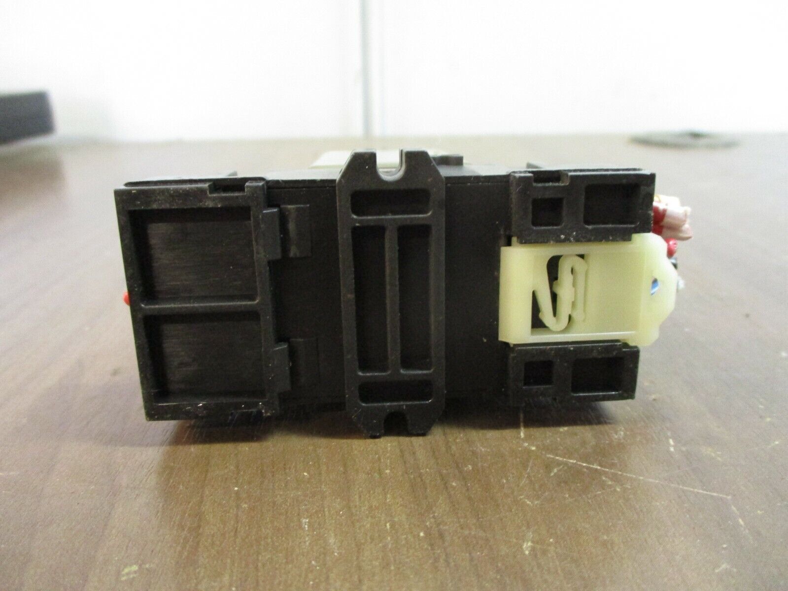Allen-Bradley Relay 700-HB33Z24 Ser. B 24VDC w/ Base *Lot of 2* Used