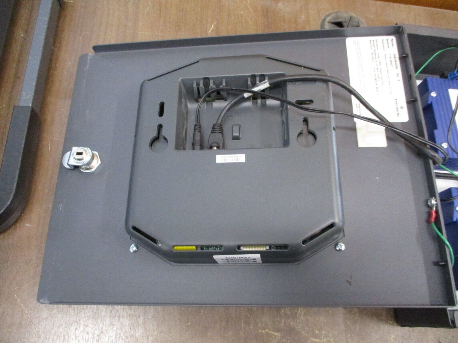 Emerson Liebert Network Switch w/ icom VNSA16-ICOM Rev. 6 16-Port *No Key* Used