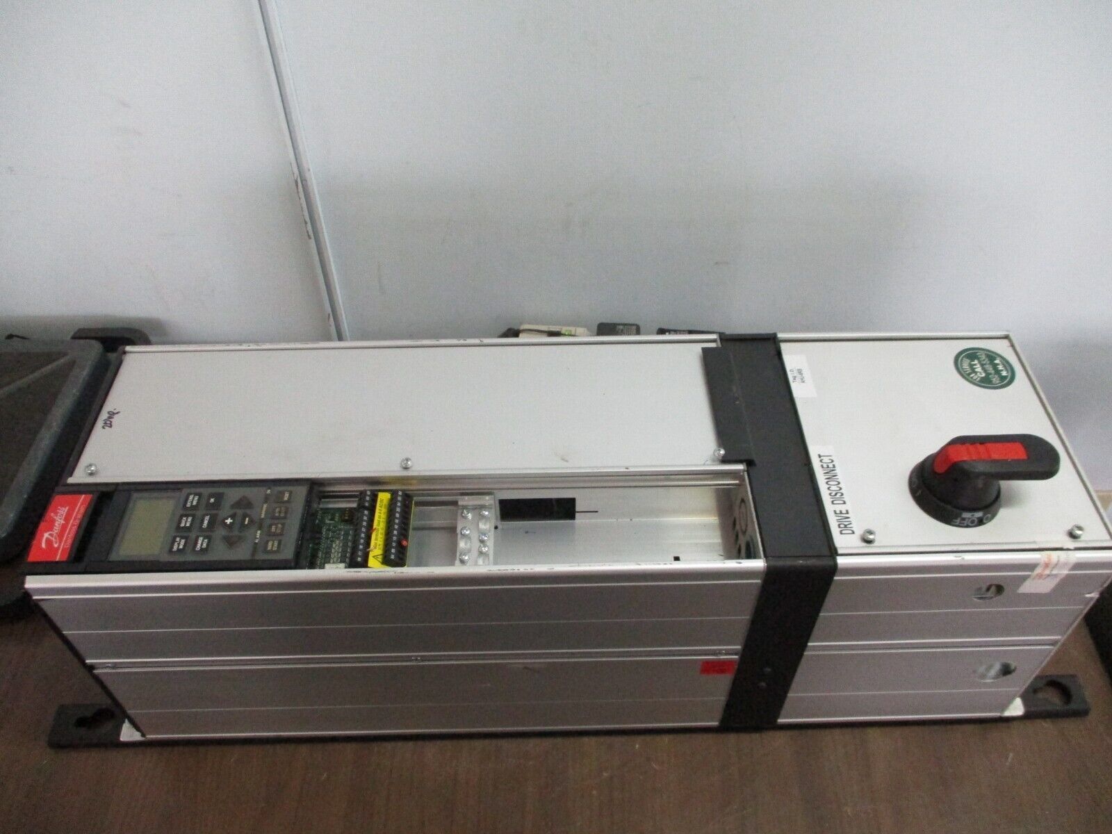 Danfoss VLT 6022 AC Drive w/ Disconnect 175Z7366 20HP 3Ph w/ Keypad Used