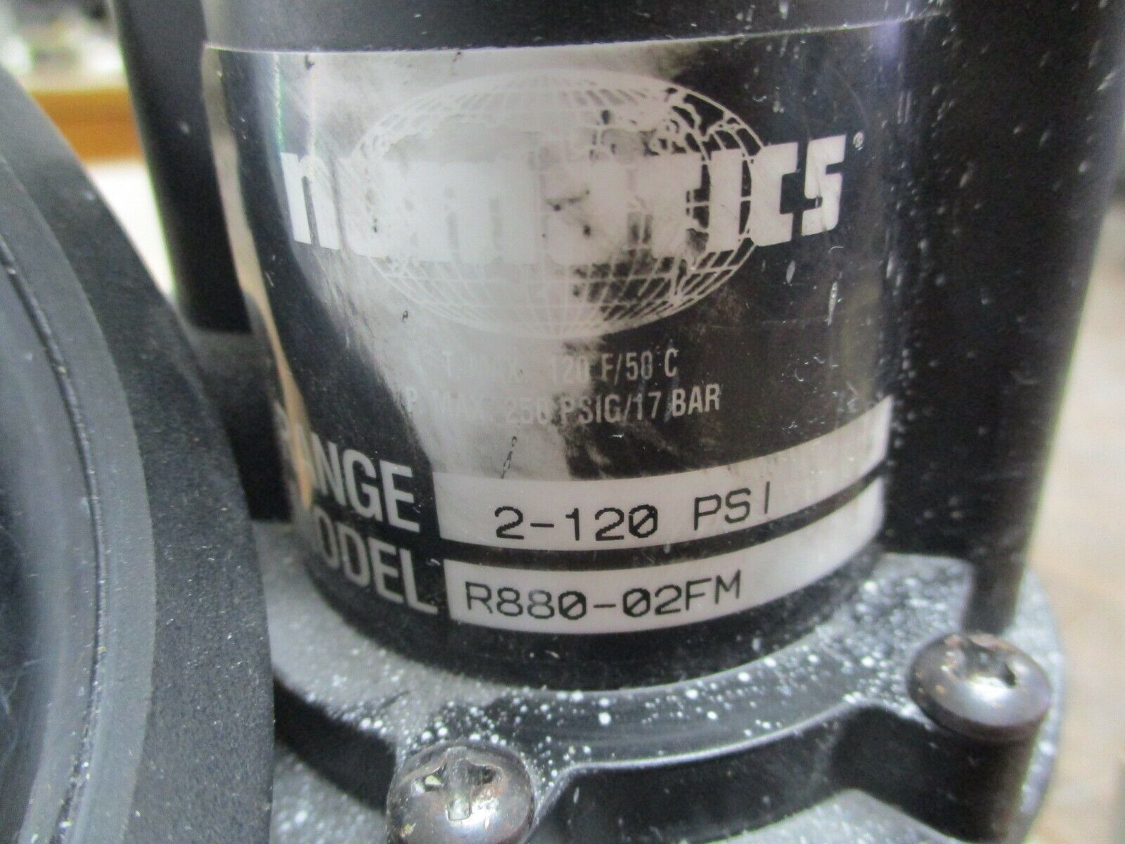 Numatics Precision Regulator w/ Gauge R880-02FM Range: 2-120PSI Used
