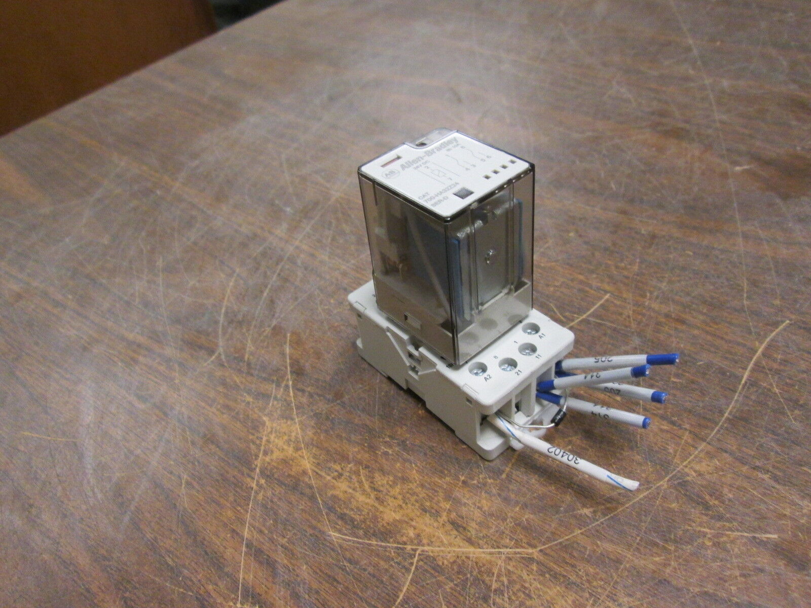 Allen-Bradley Relay w/ Base 700-HA32Z24/700-HN100 24VDC 10A Used