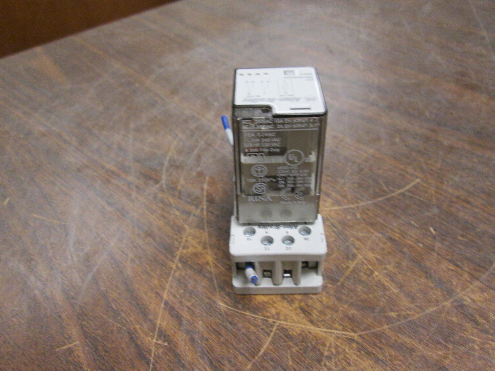 Allen-Bradley Relay w/ Base 700-HA32Z24/700-HN100 24VDC 10A Used