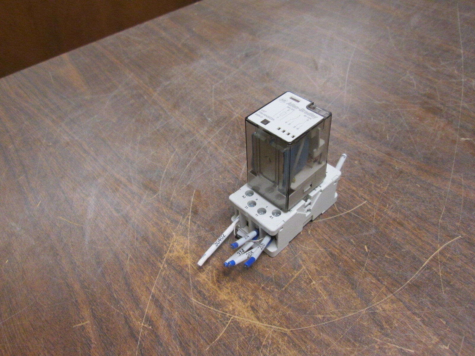 Allen-Bradley Relay w/ Base 700-HA32Z24/700-HN100 24VDC 10A Used