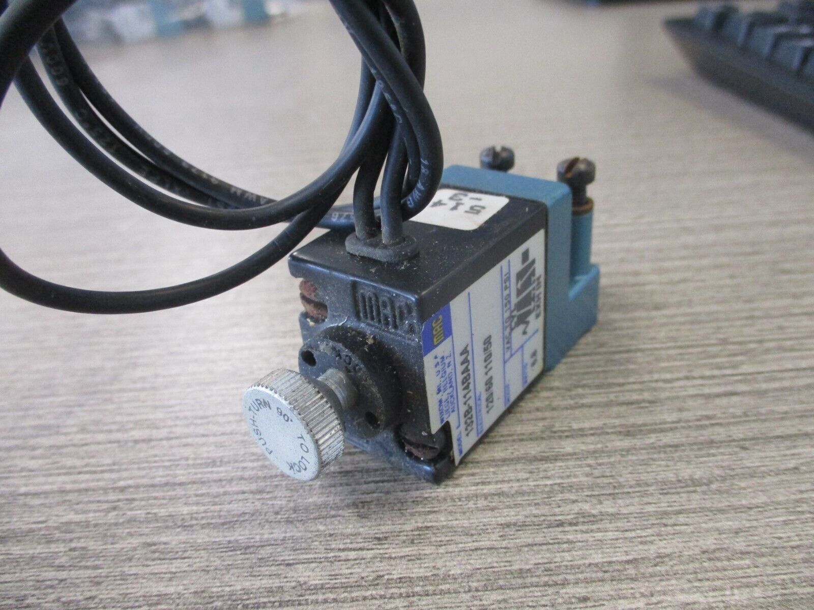 MAC Solenoid Valve 132B-114BAAA 110/120V 50/60HZ 6.8W Used.