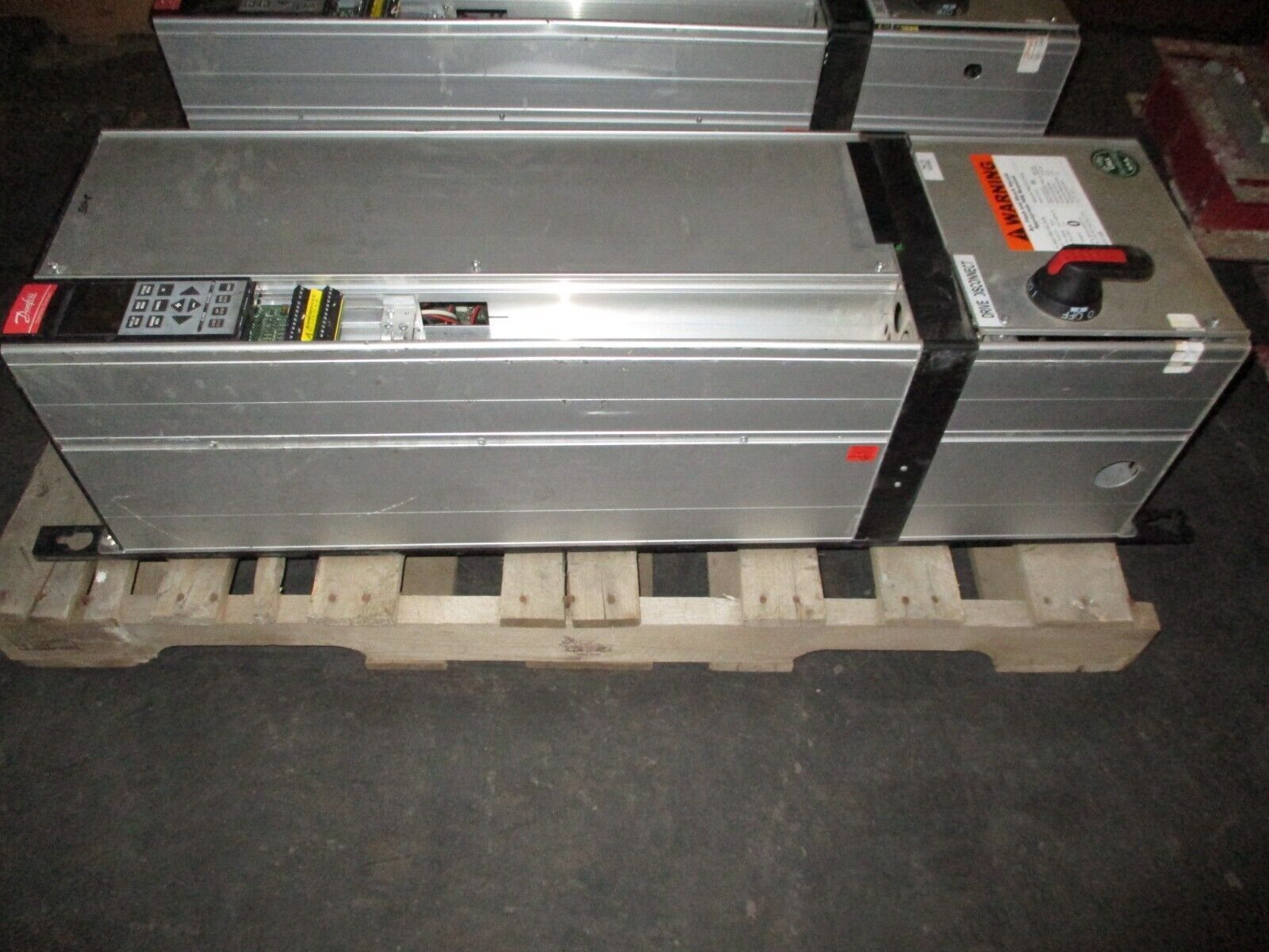 Danfoss VLT 6052 AC Drive w/ Disconnect 175Z7370 50HP 3Ph w/ Keypad Used