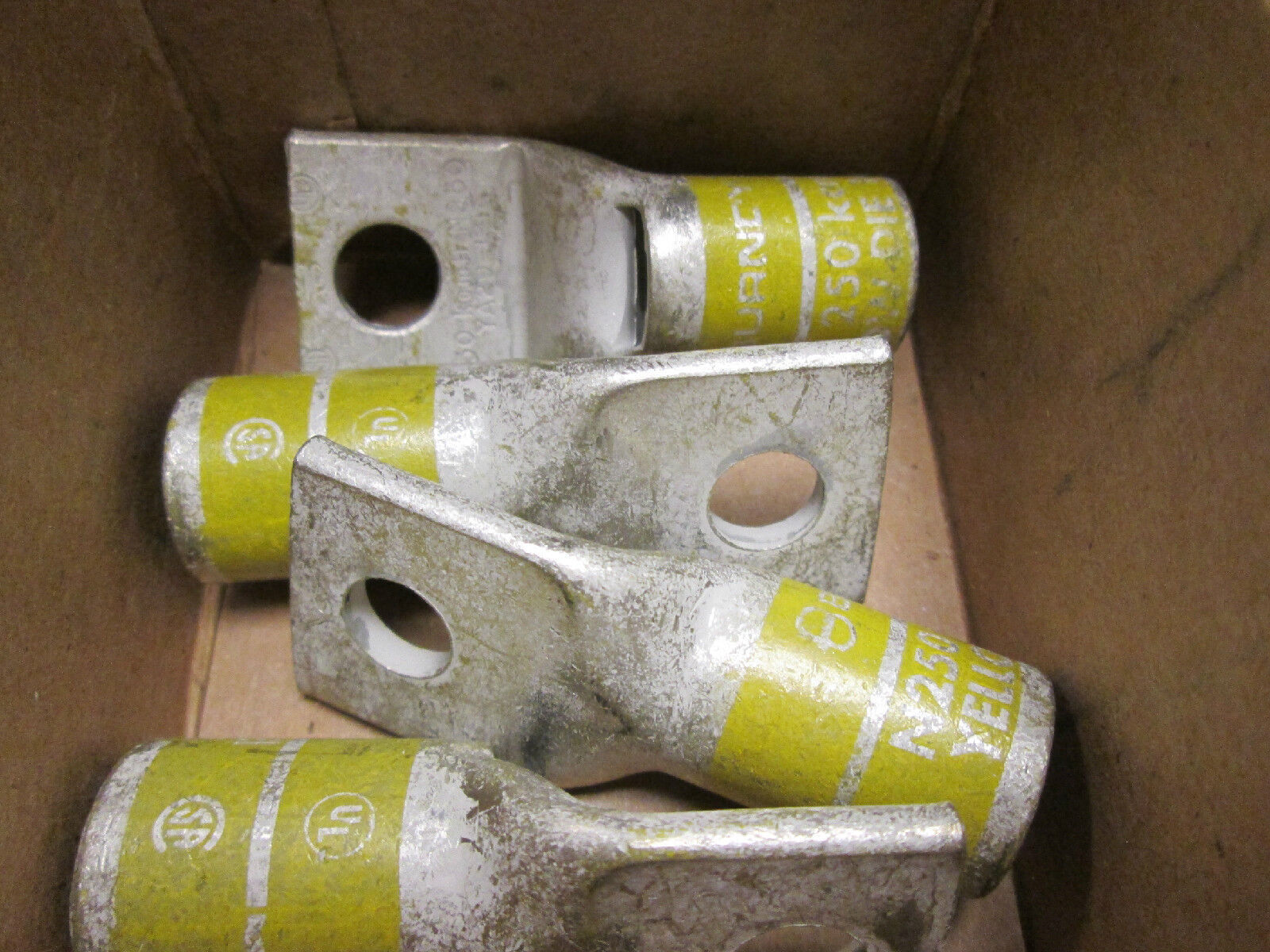 BURNDY Crimp Lug YA29L4 250Kcmil 1-Hole 3/8" Bolt *Box of 4* New Surplus