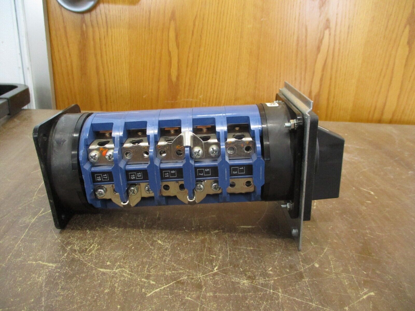 Kraus & Naimer C80 UPS Service Bypass Rotary Switch USM663 100A 600V Used