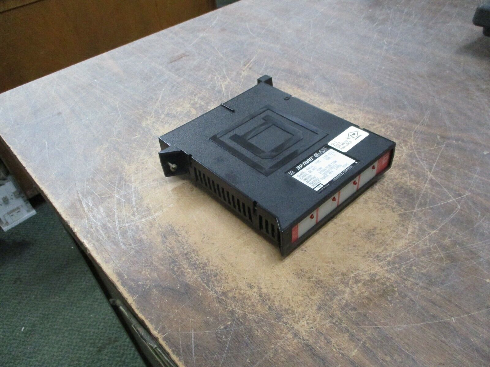 Square D SY/Max AC Output Module 8030 COM-221 Ser. C 120VAC 2A 60Hz Used