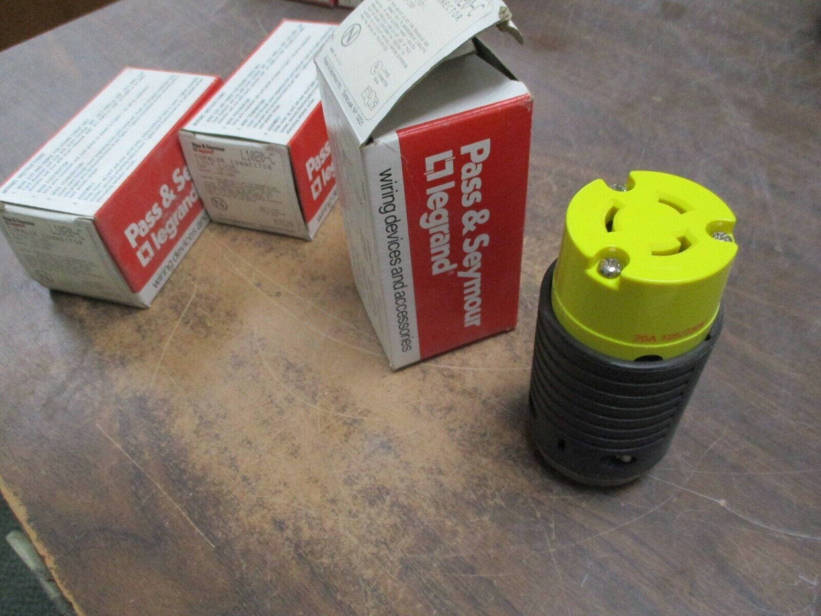 Pass & Seymour Turnlok Connector L1020-C 20A 125/250V 3P 3W New Surplus