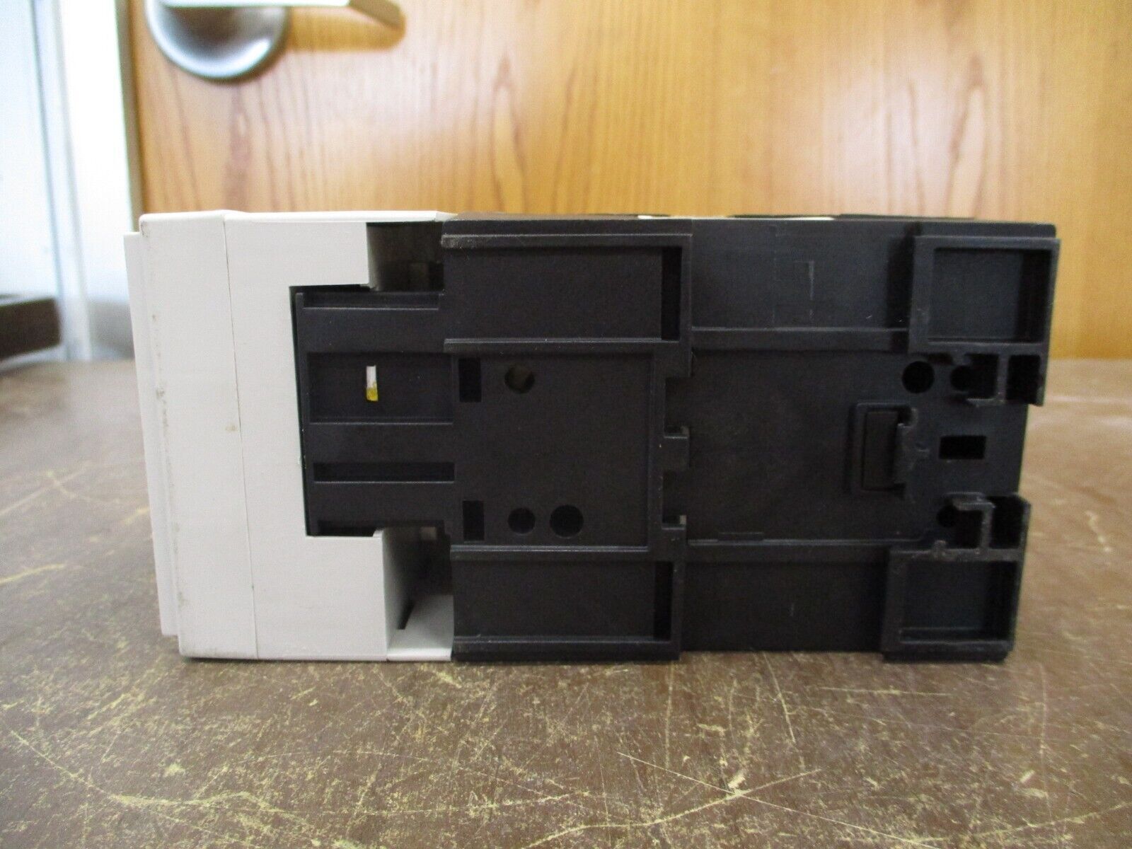 Eaton Contactor E04ND10X3N 24VDC Coil 130A 600V *Broken Cover* Used