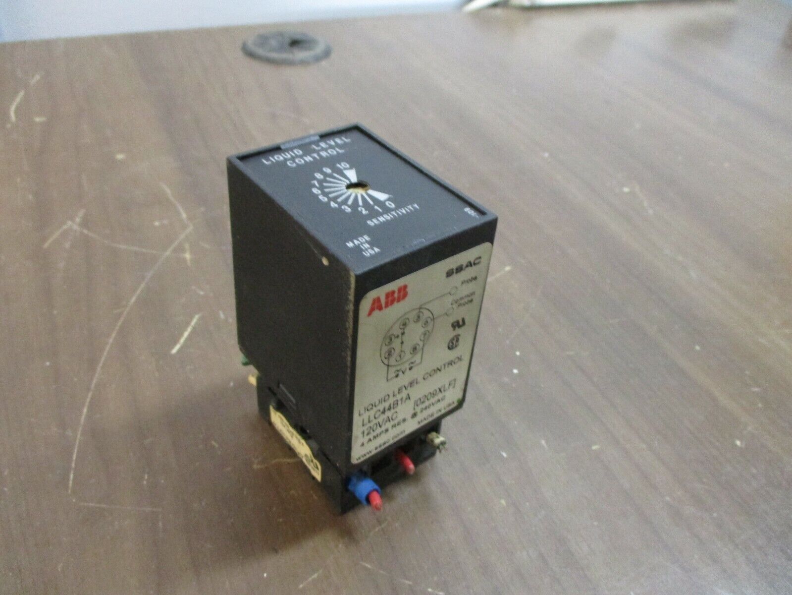 ABB/SSAC Liquid Level Control Relay LLC44B1A 120VAC w/ Base *Missing Knob* Used