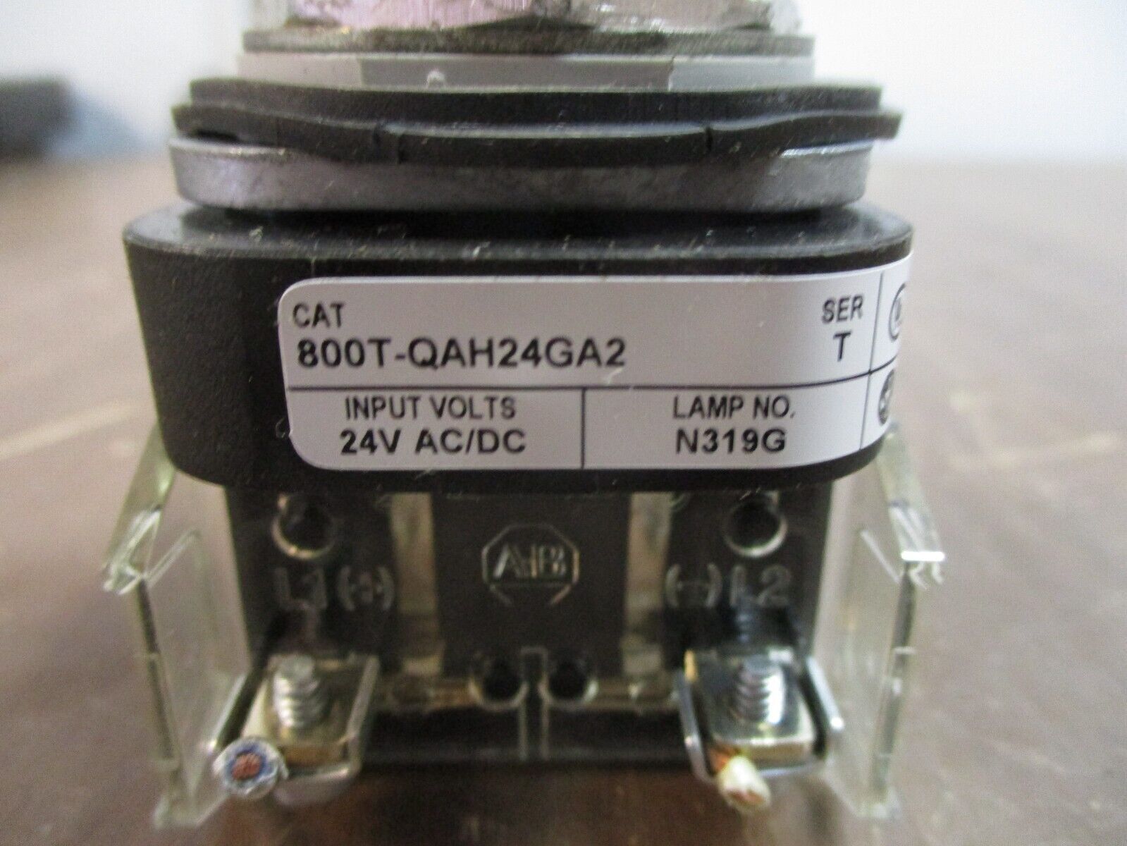 Allen-Bradley Illuminated Push Button 800T-QAH24GA2 Ser. T Type 4, 13 24V Green