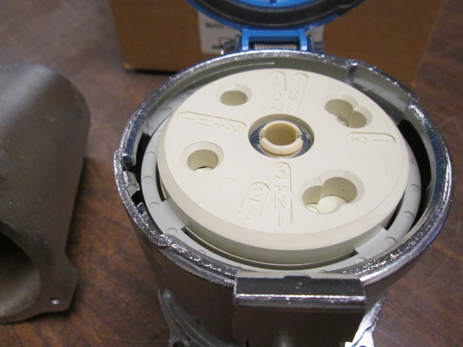 Meltric Type DS 100A Connector 37-90033-D14 100A 200-240V 50/60Hz New Surplus