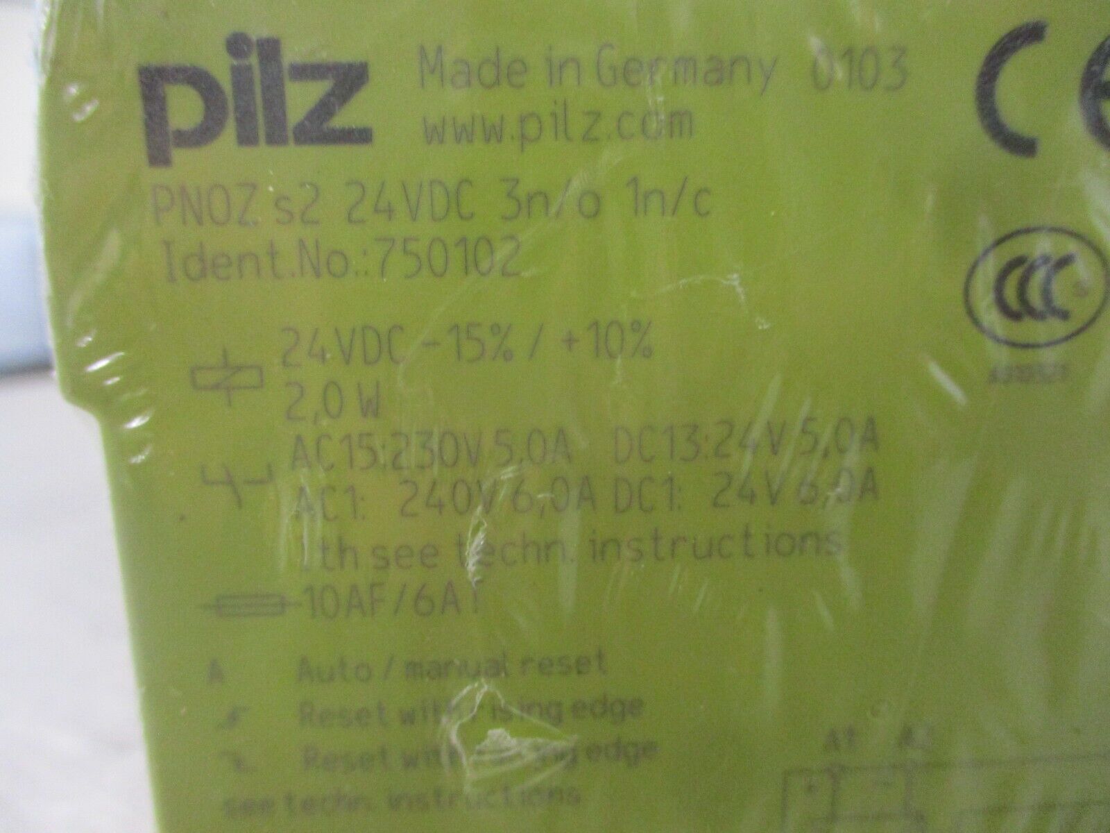 Pilz Safety Relay 750102 PNOZ s2 24 VDC 3 n/o 1 n/c New Surplus