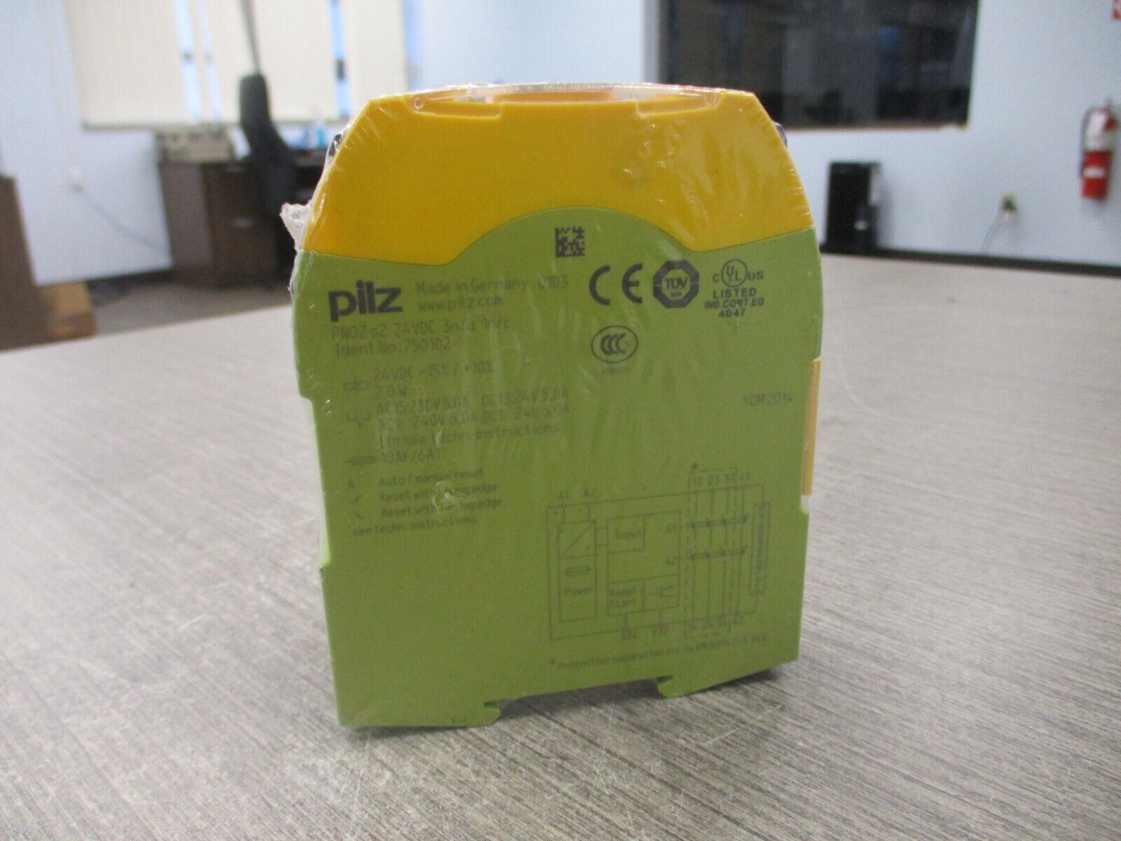 Pilz Safety Relay 750102 PNOZ s2 24 VDC 3 n/o 1 n/c New Surplus