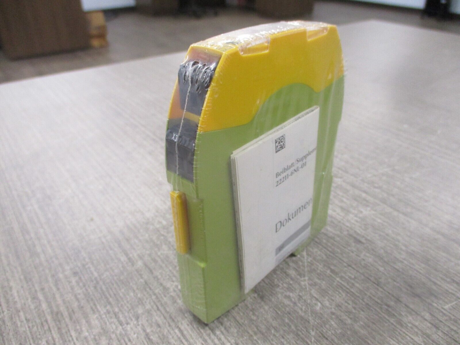Pilz Safety Relay 750102 PNOZ s2 24 VDC 3 n/o 1 n/c New Surplus