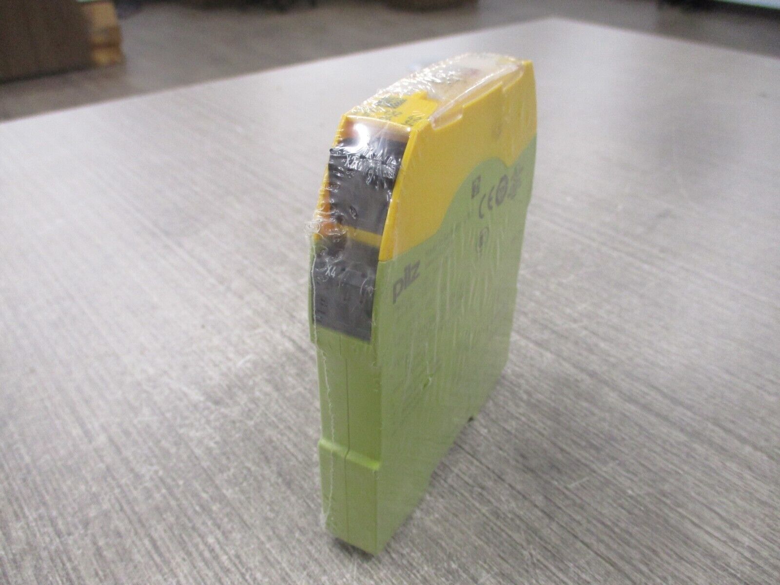Pilz Safety Relay 750102 PNOZ s2 24 VDC 3 n/o 1 n/c New Surplus