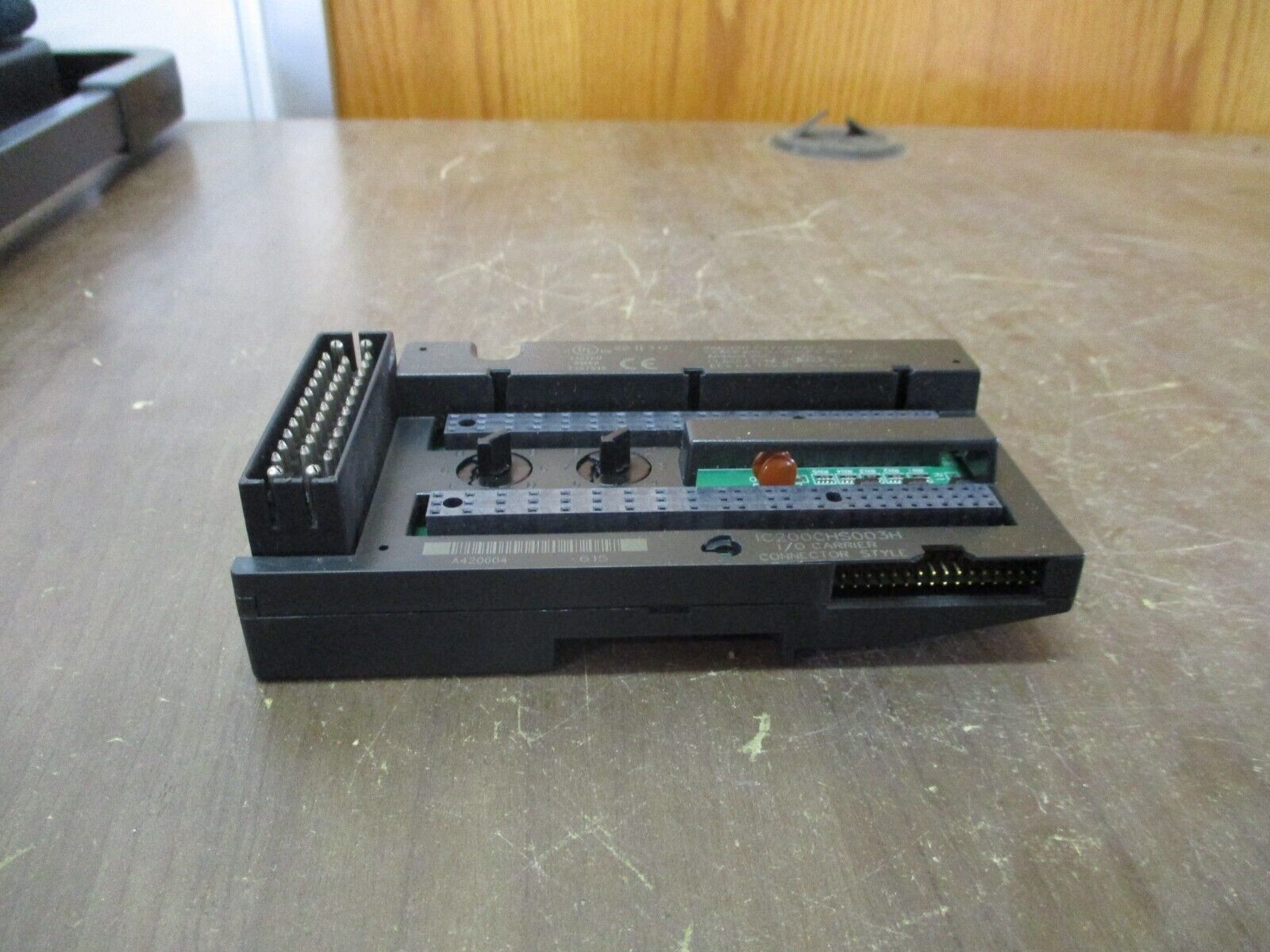 GE VersaMax I/O Carrier IC200CHS003H Connector Style *Broken Base* Used