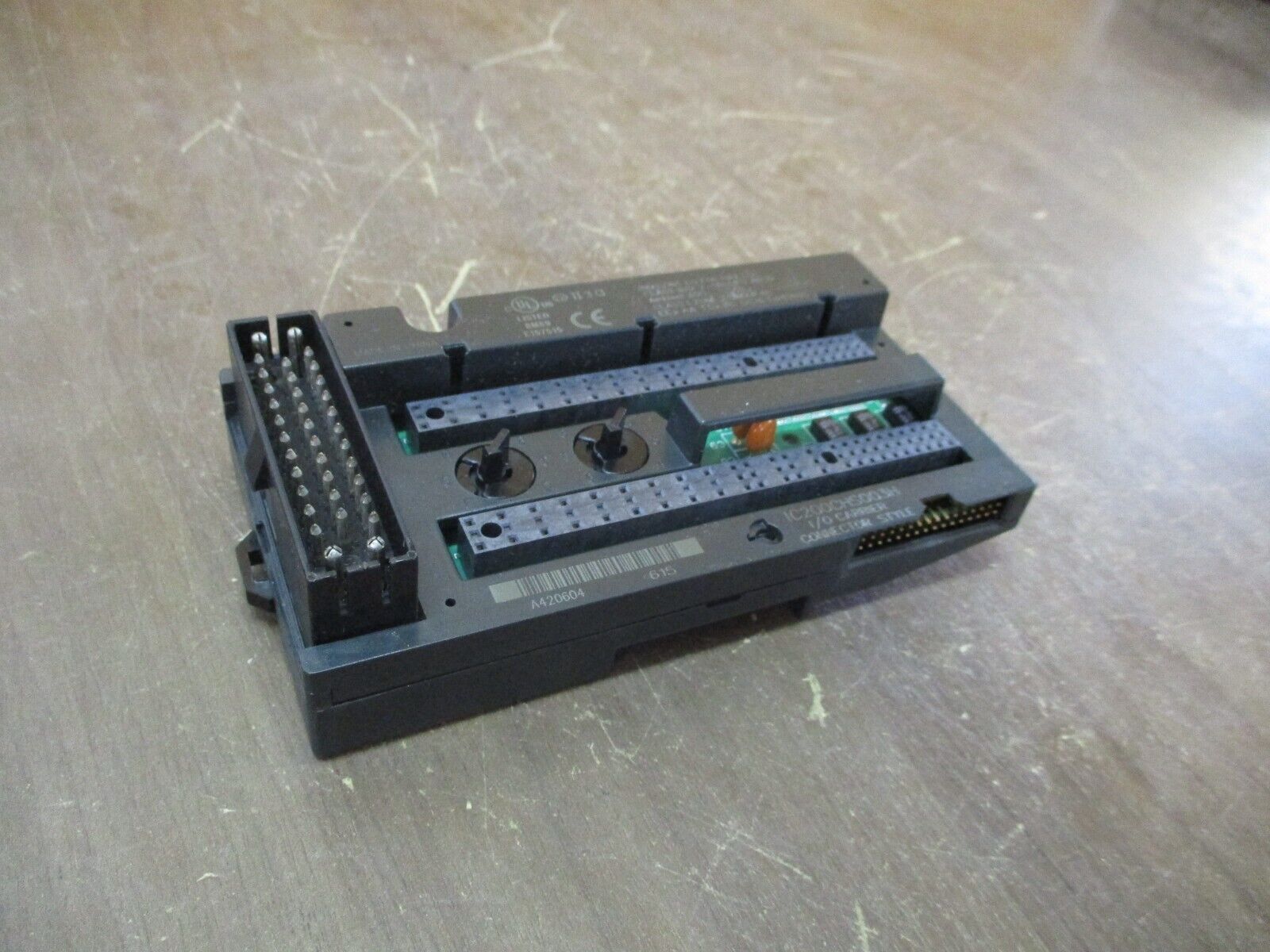 GE VersaMax I/O Carrier IC200CHS003H Connector Style *Broken Base* Used