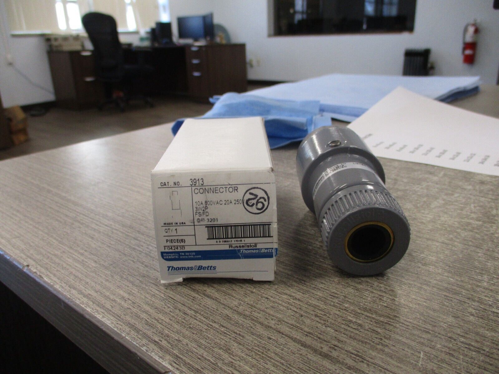 Thomas & Betts Russellstoll Connector 3913 10A@600V 20A@250V 3W 2P New Surplus