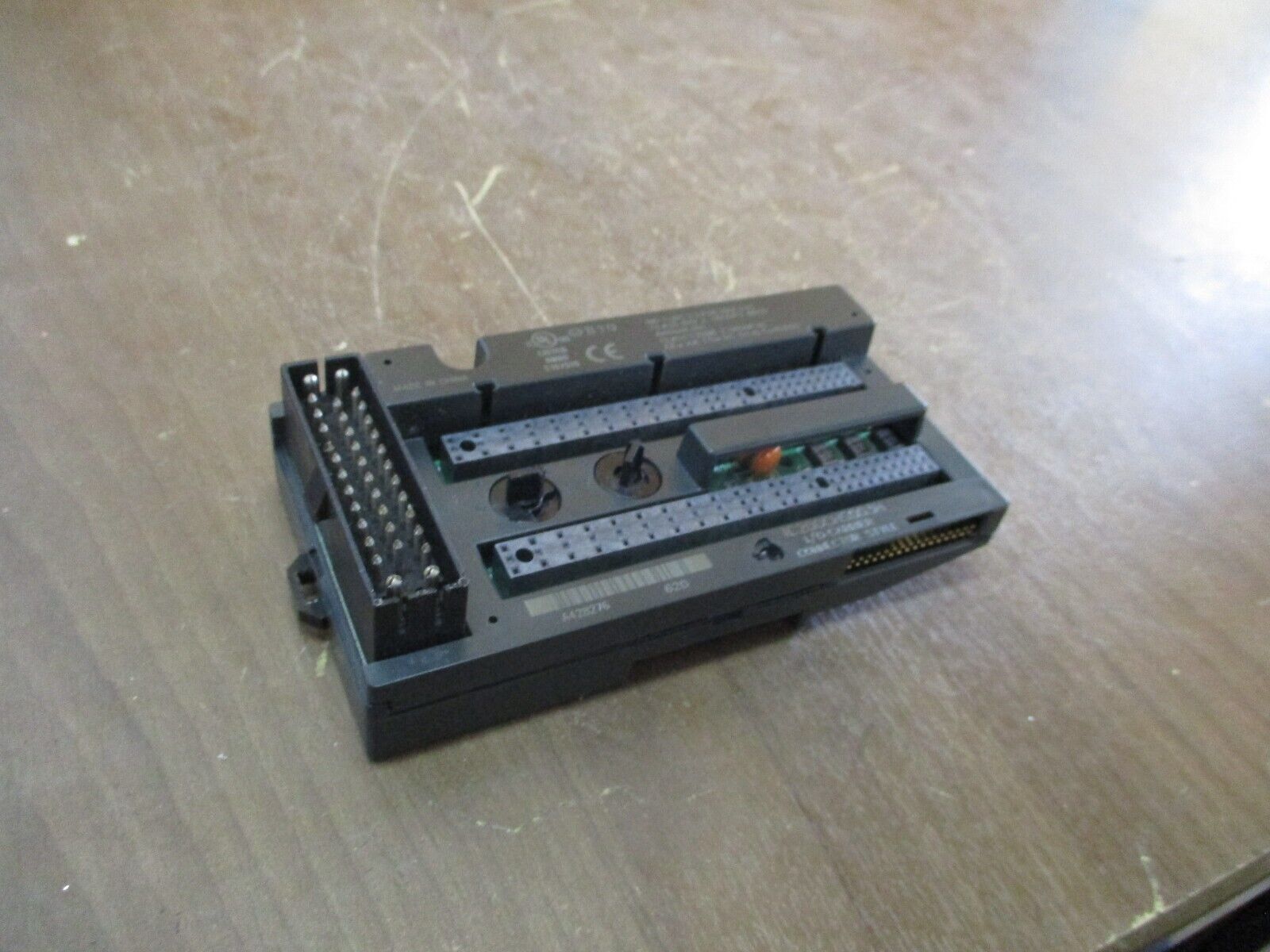 GE VersaMax I/O Carrier IC200CHS003H Connector Style *Cracked Base* Used