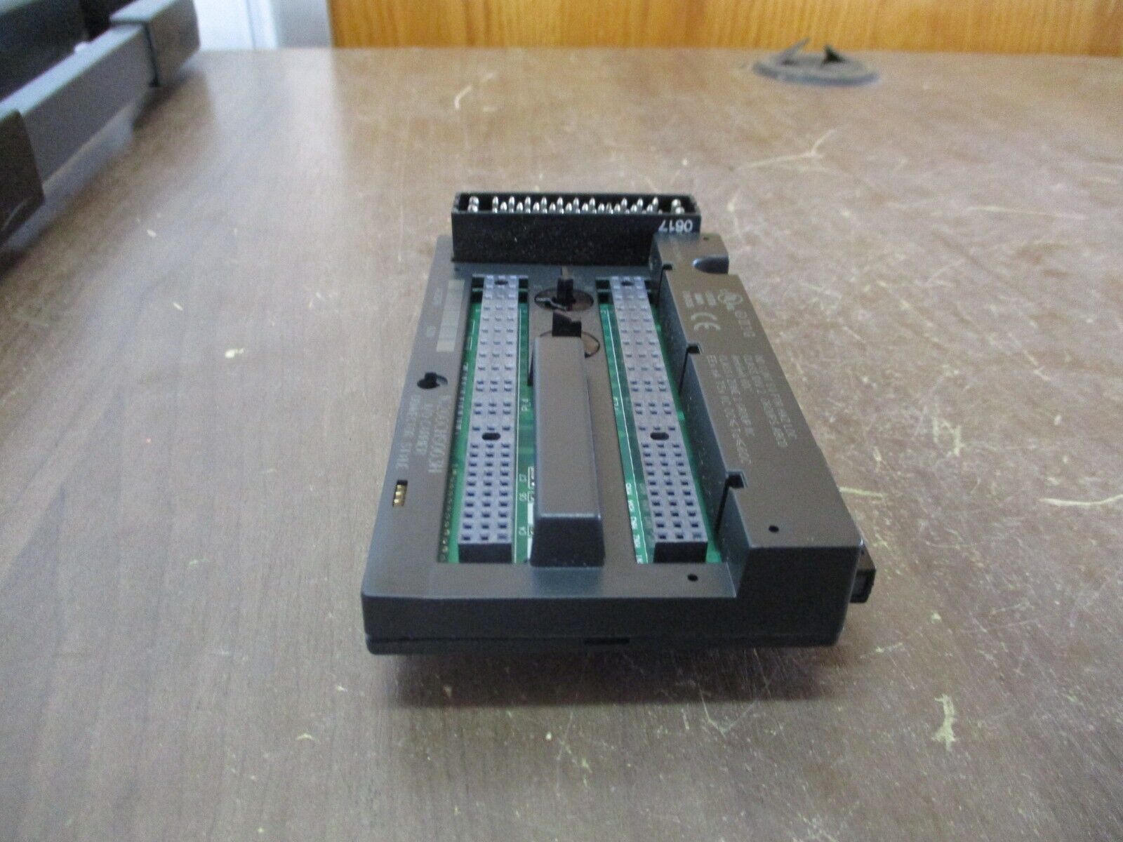 GE VersaMax I/O Carrier IC200CHS003H Connector Style *Cracked Base* Used