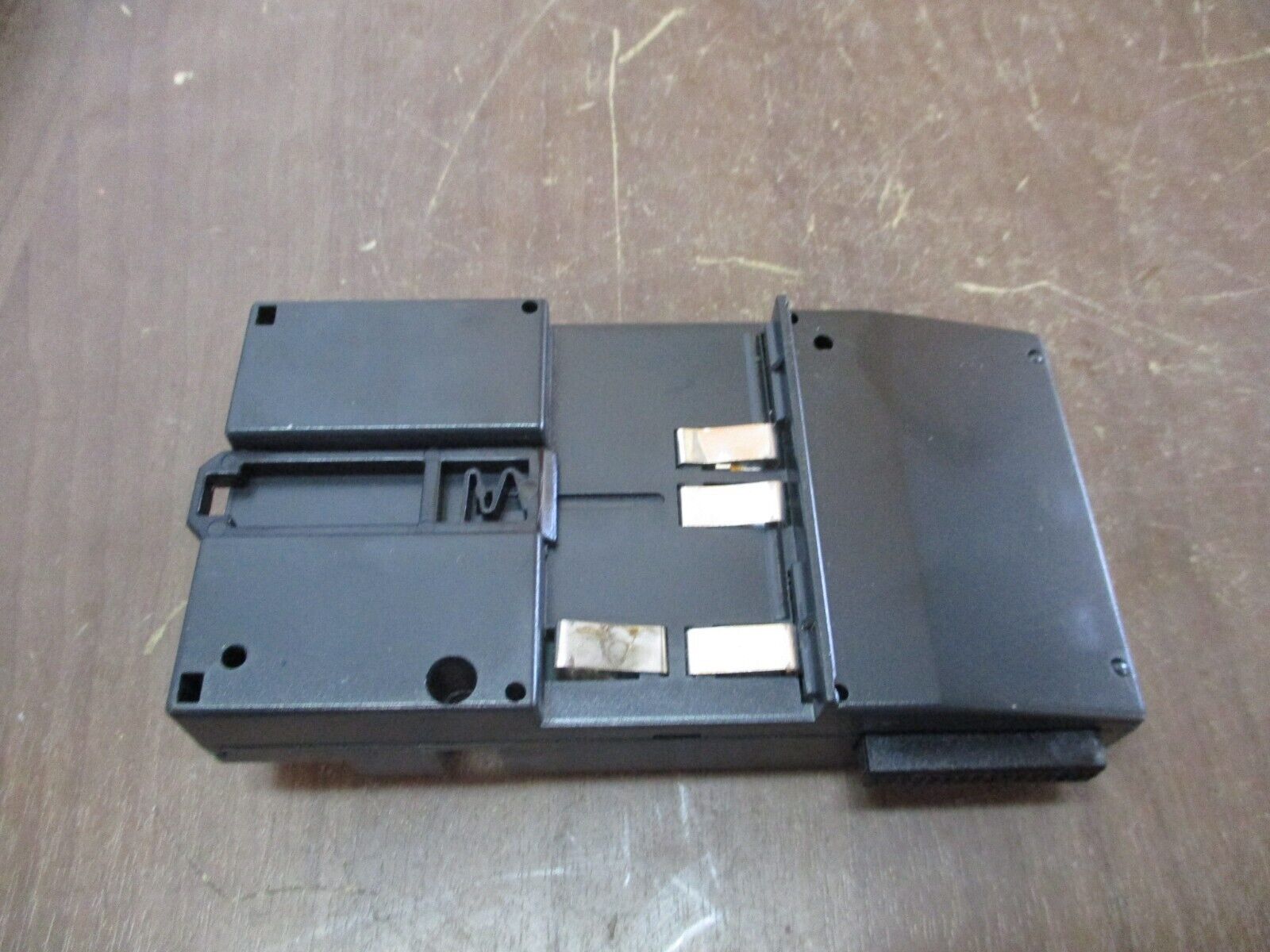 GE VersaMax I/O Carrier IC200CHS003H Connector Style *Cracked Base* Used