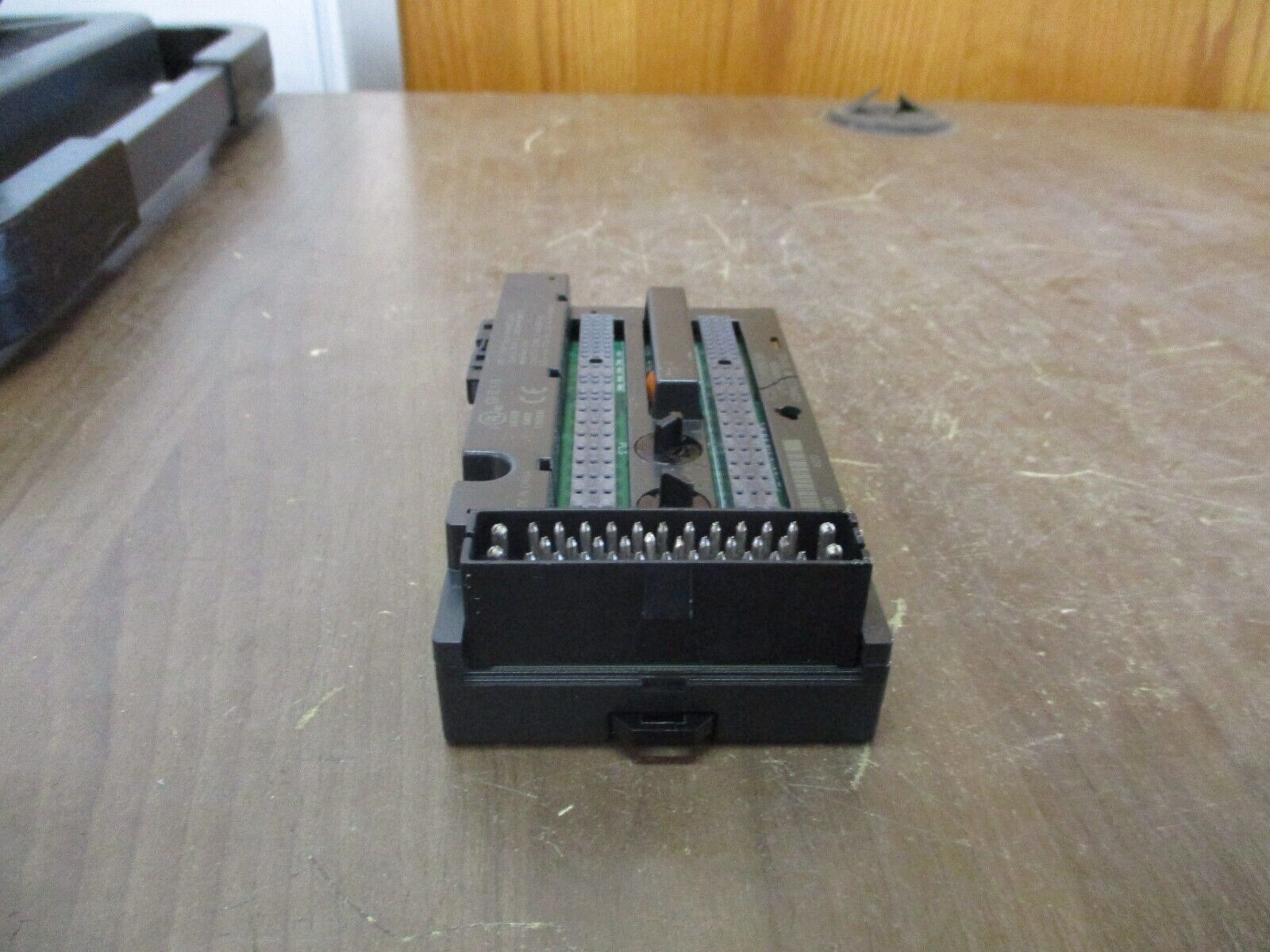 GE VersaMax I/O Carrier IC200CHS003H Connector Style *Cracked Base* Used