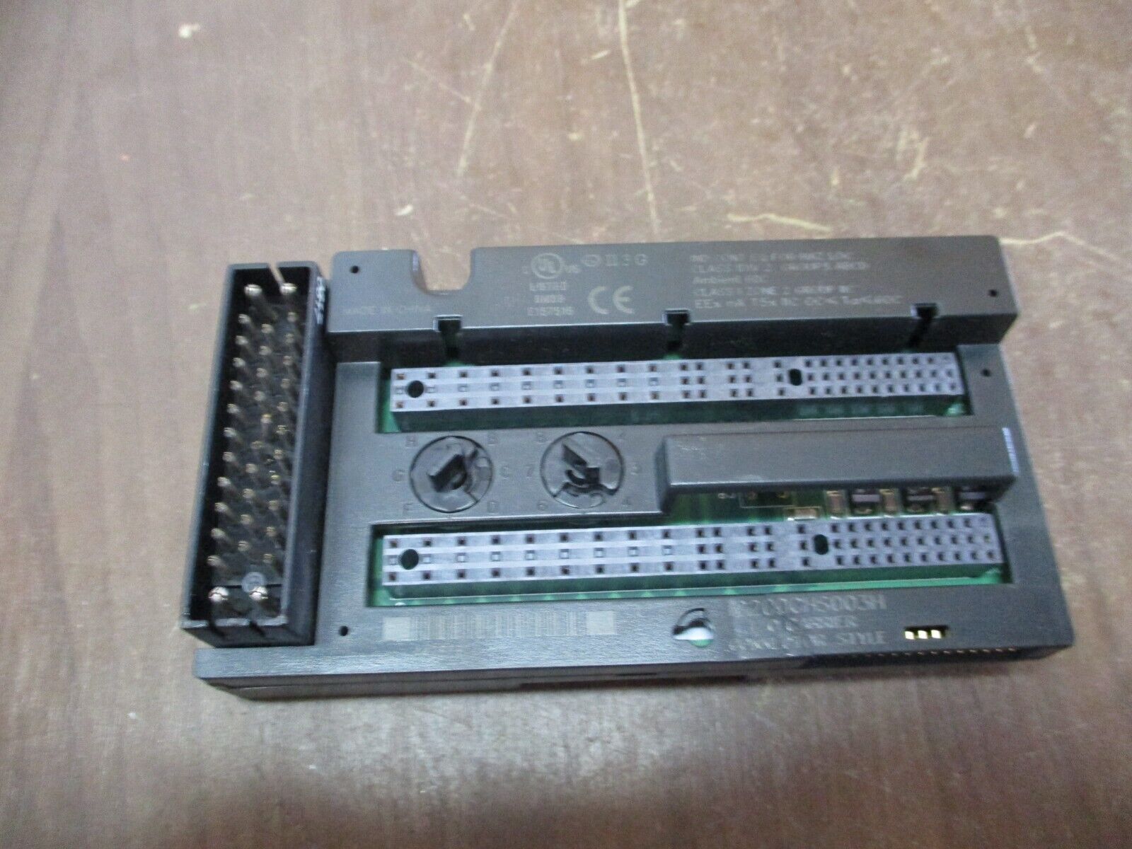 GE VersaMax I/O Carrier IC200CHS003H Connector Style *Cracked Base* Used