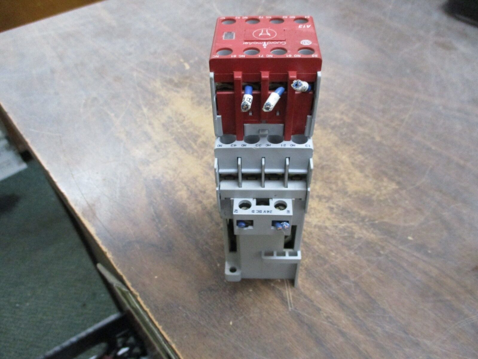 Allen-Bradley Safety Contactor 700S-CF440DJC 24VDC Coil 25A 600V Used