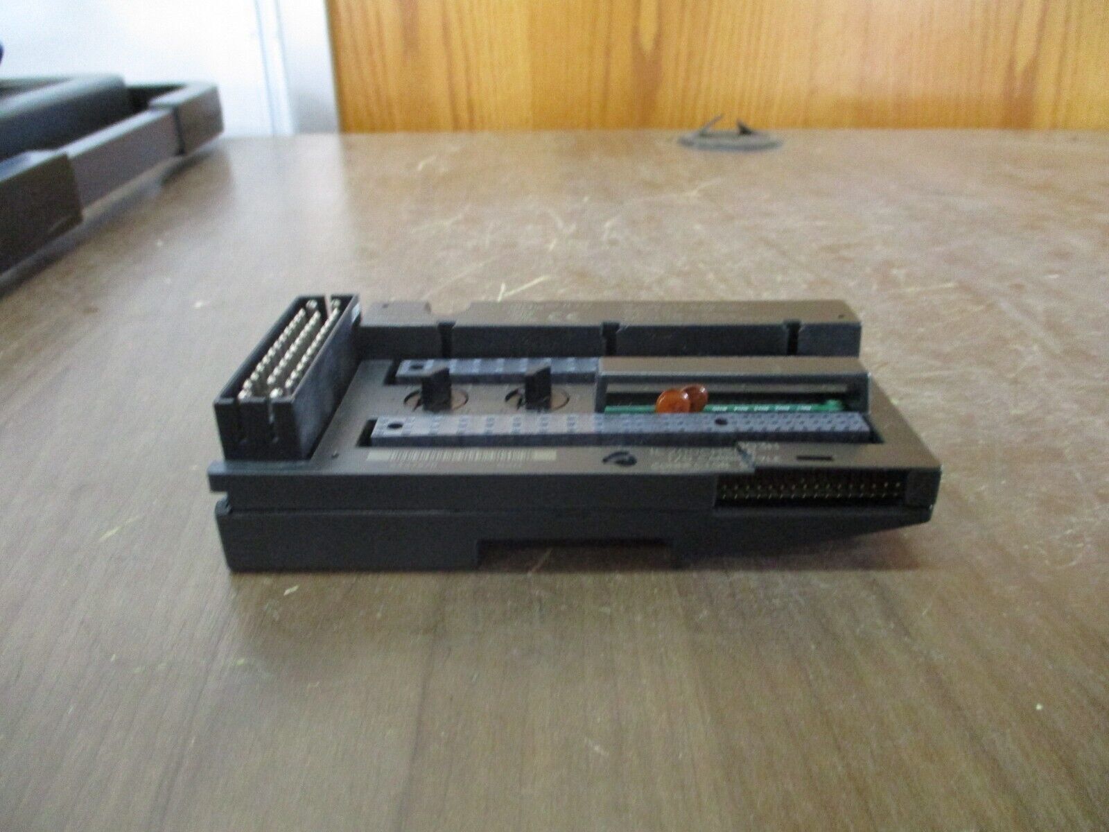 GE VersaMax I/O Carrier IC200CHS003H Connector Style *Cracked Base* Used