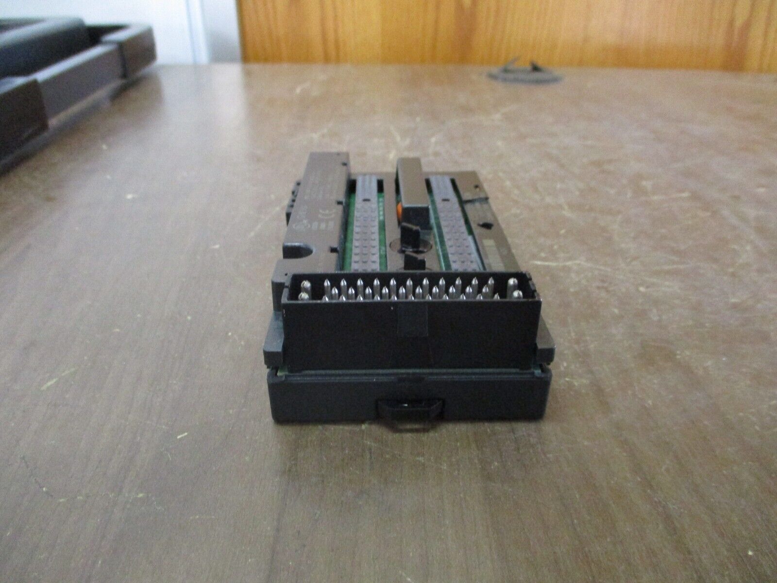 GE VersaMax I/O Carrier IC200CHS003H Connector Style *Cracked Base* Used