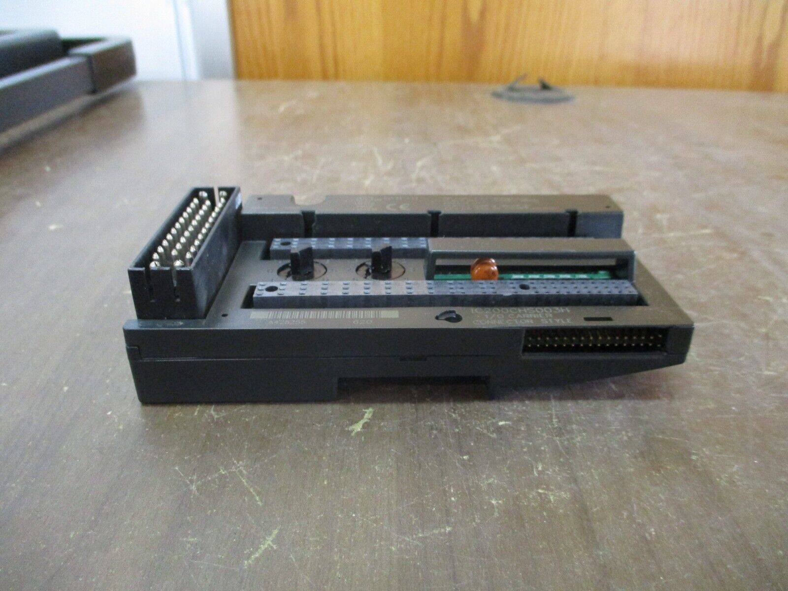 GE VersaMax I/O Carrier IC200CHS003H Connector Style *Cracked Base* Used