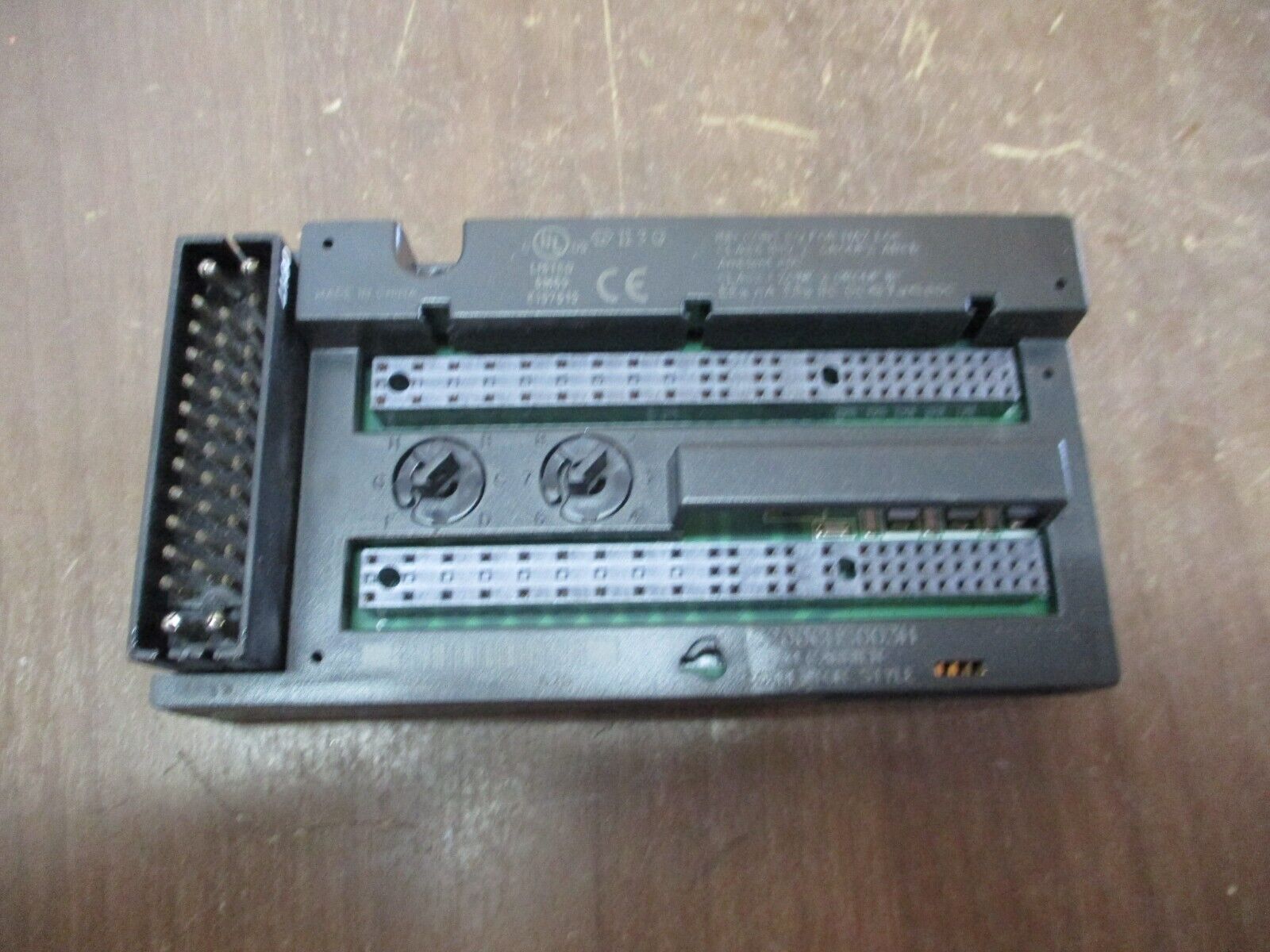 GE VersaMax I/O Carrier IC200CHS003H Connector Style *Cracked Base* Used