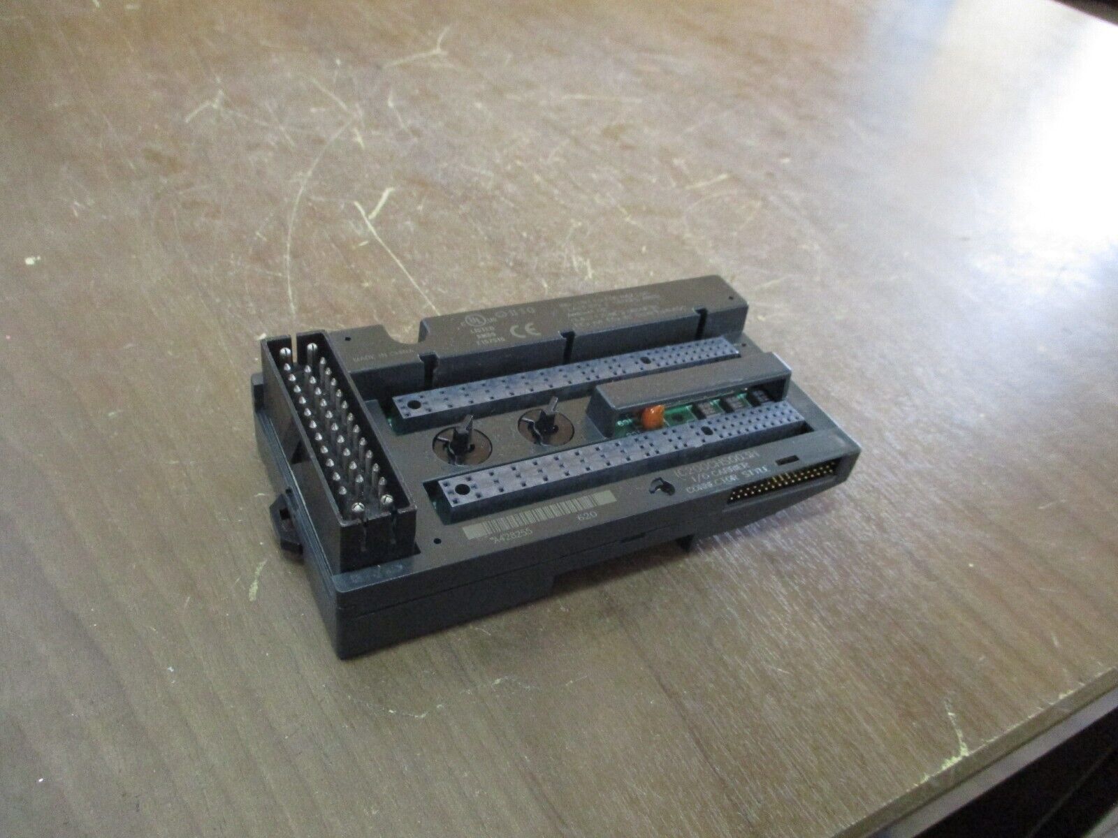 GE VersaMax I/O Carrier IC200CHS003H Connector Style *Cracked Base* Used