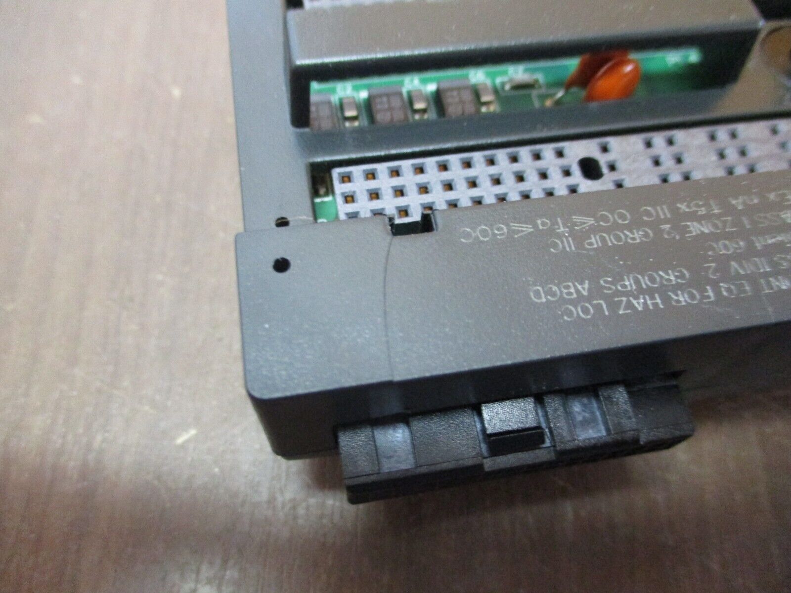 GE VersaMax I/O Carrier IC200CHS003H Connector Style *Cracked Base* Used