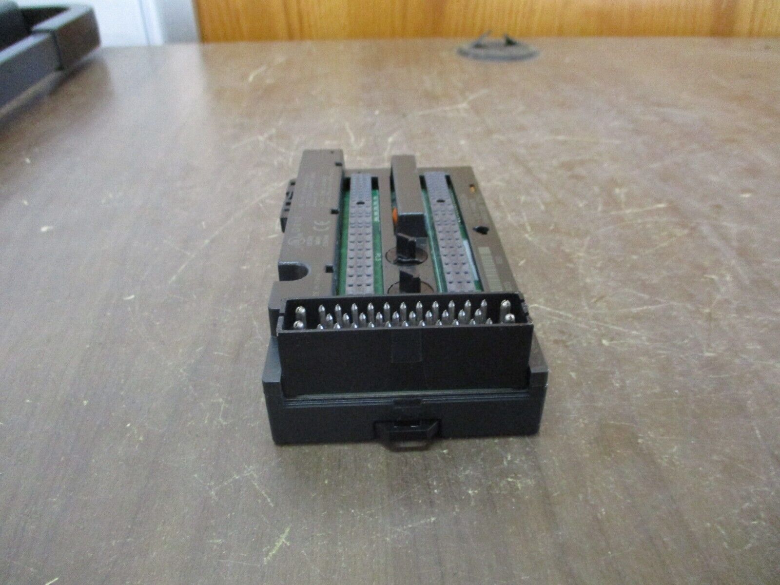 GE VersaMax I/O Carrier IC200CHS003H Connector Style *Cracked Base* Used