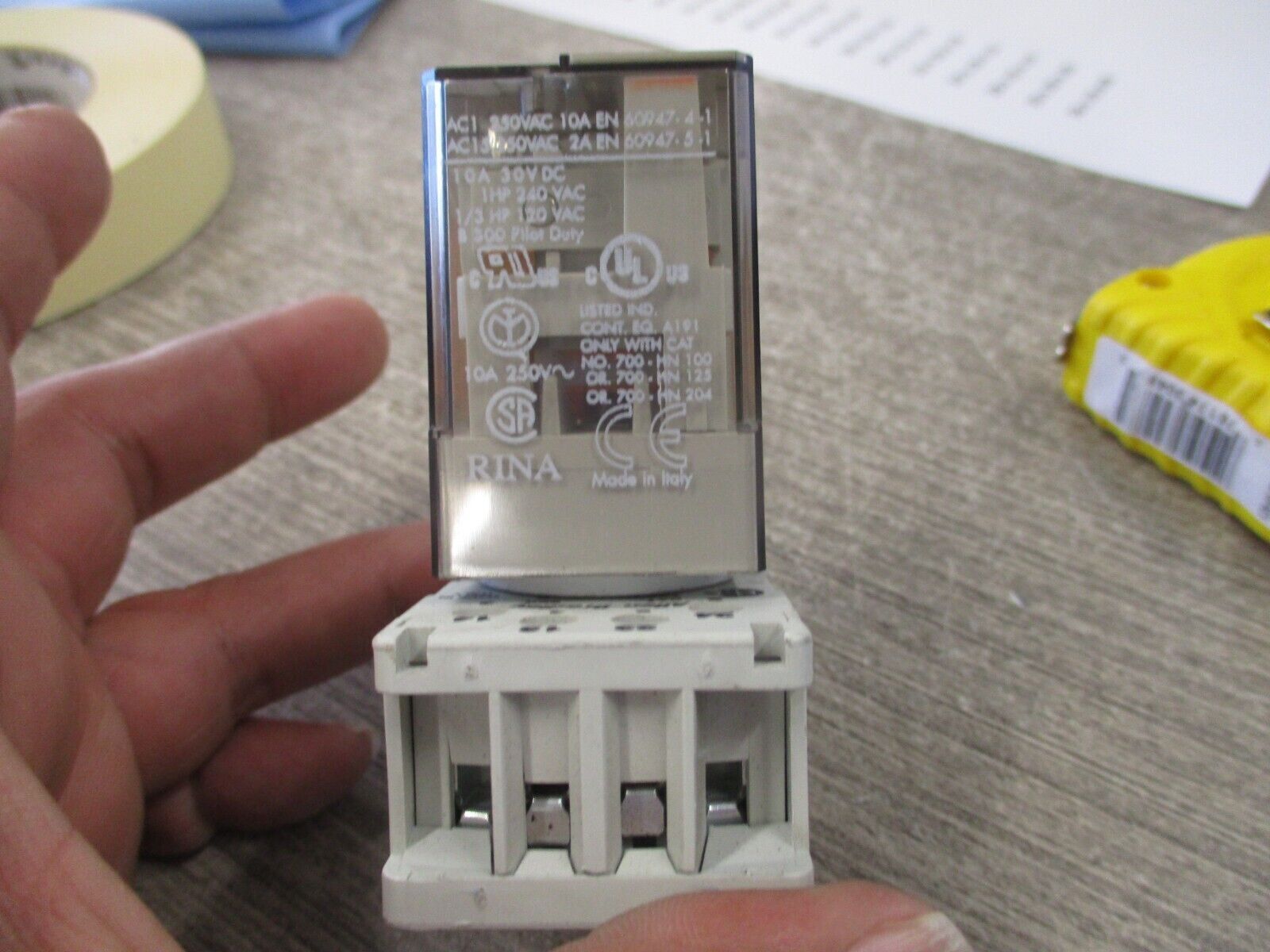 Allen-Bradley Relay W/Base 700-HA32A24 Ser.D 24V Coil Used