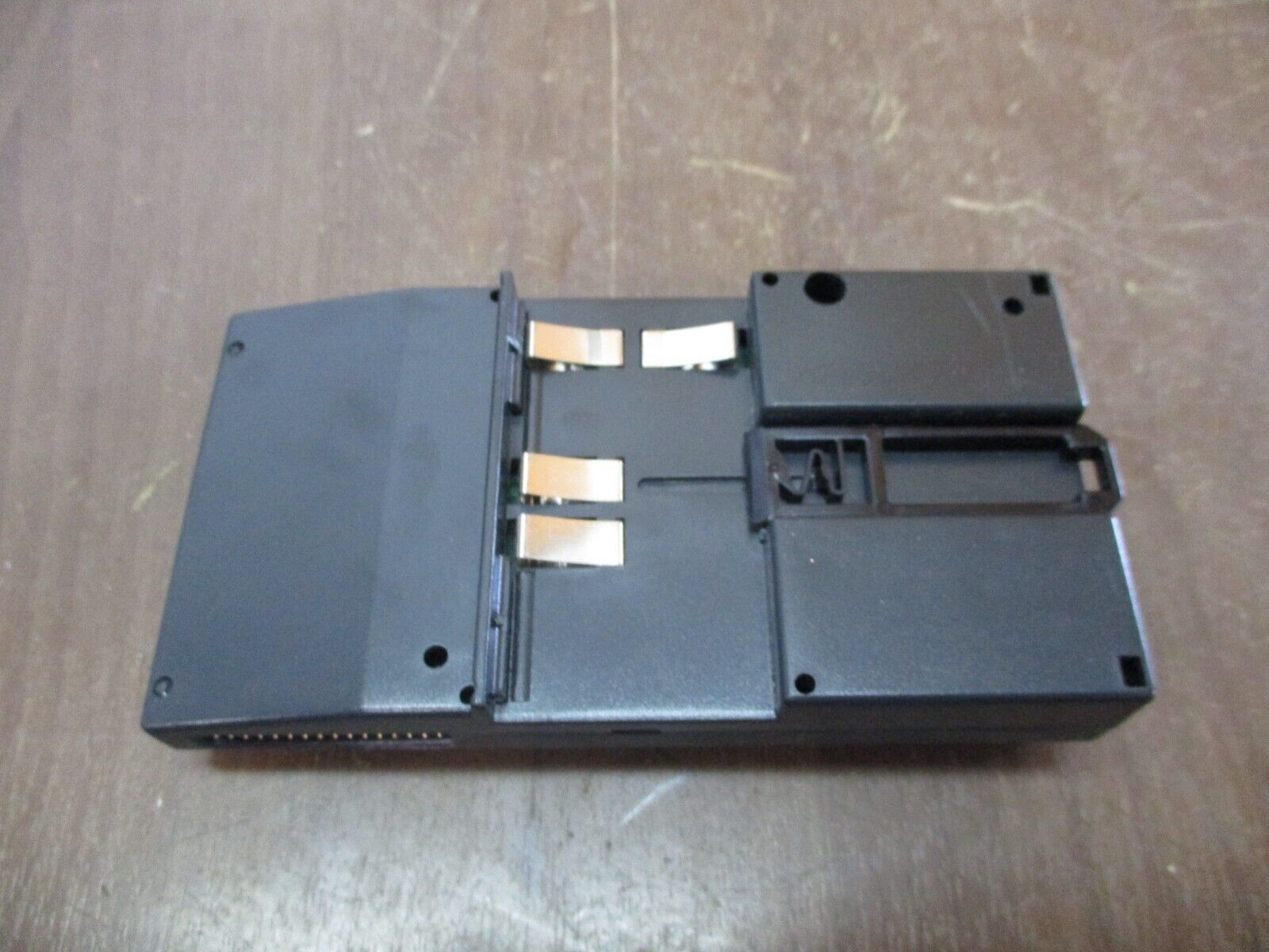 GE VersaMax I/O Carrier IC200CHS003H Connector Style *Cracked Base* Used