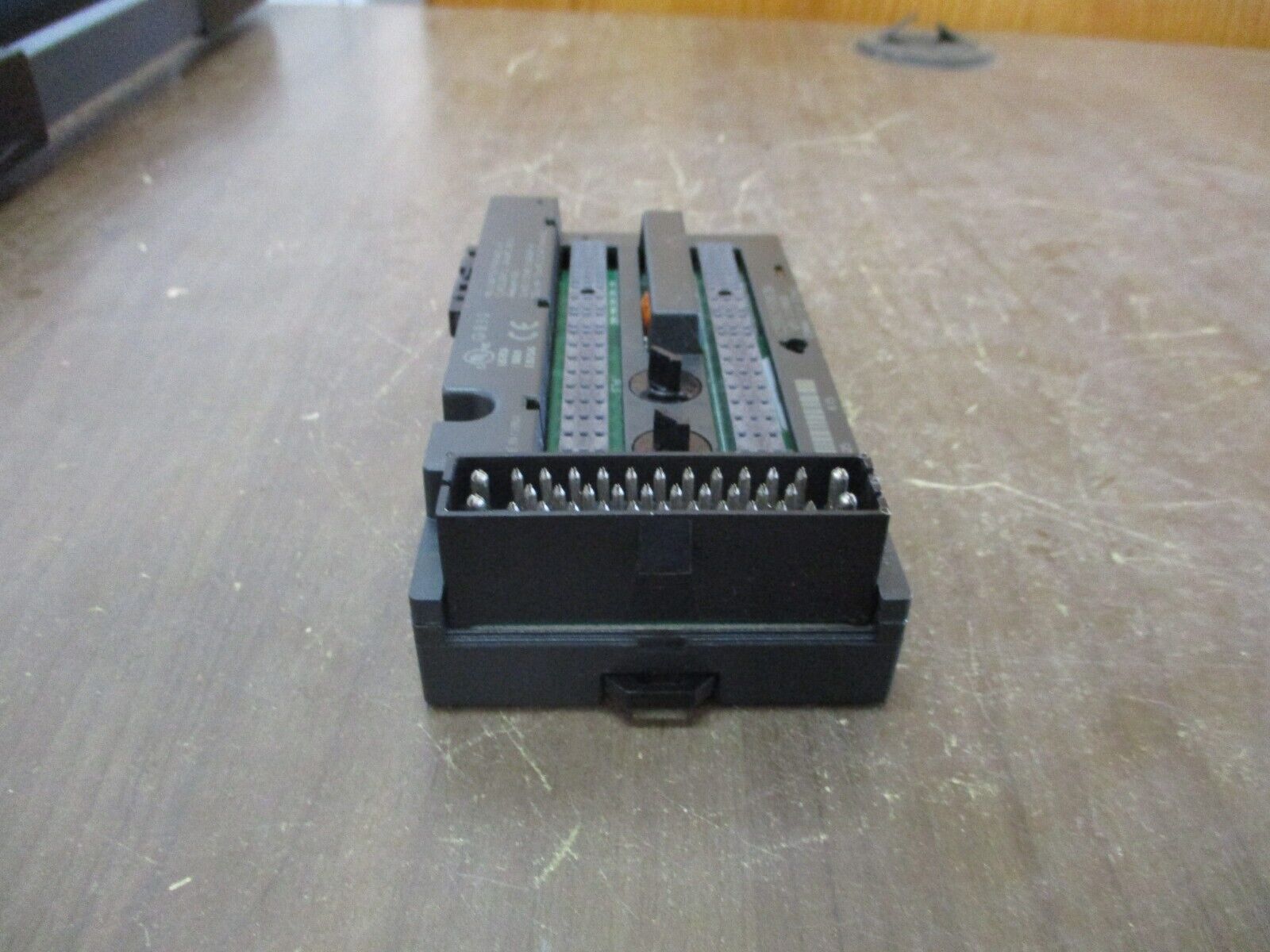 GE VersaMax I/O Carrier IC200CHS003H Connector Style *Cracked Base* Used